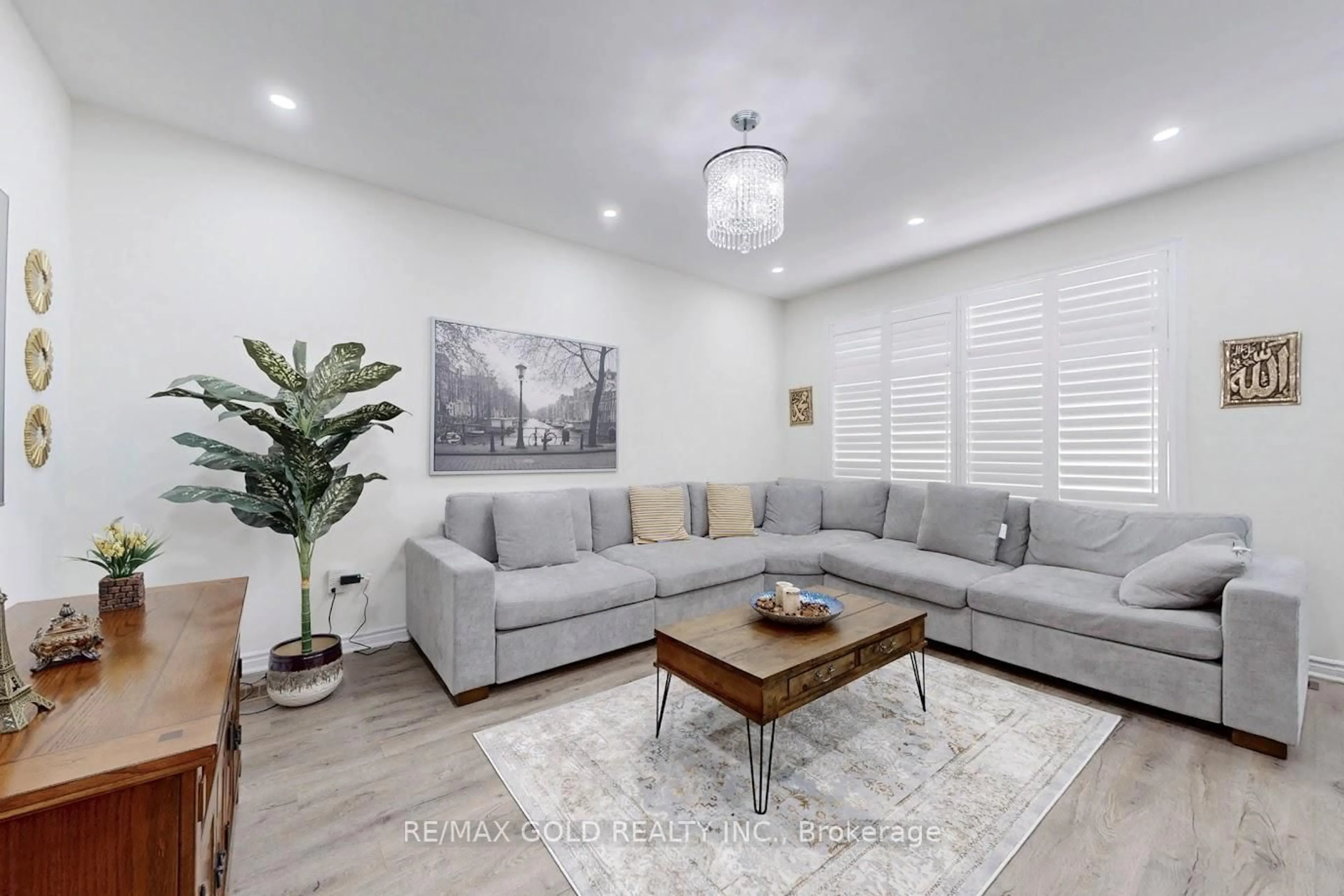 Living room with furniture, unknown for 1230 Hazel Way, Milton Ontario L9E 1S1