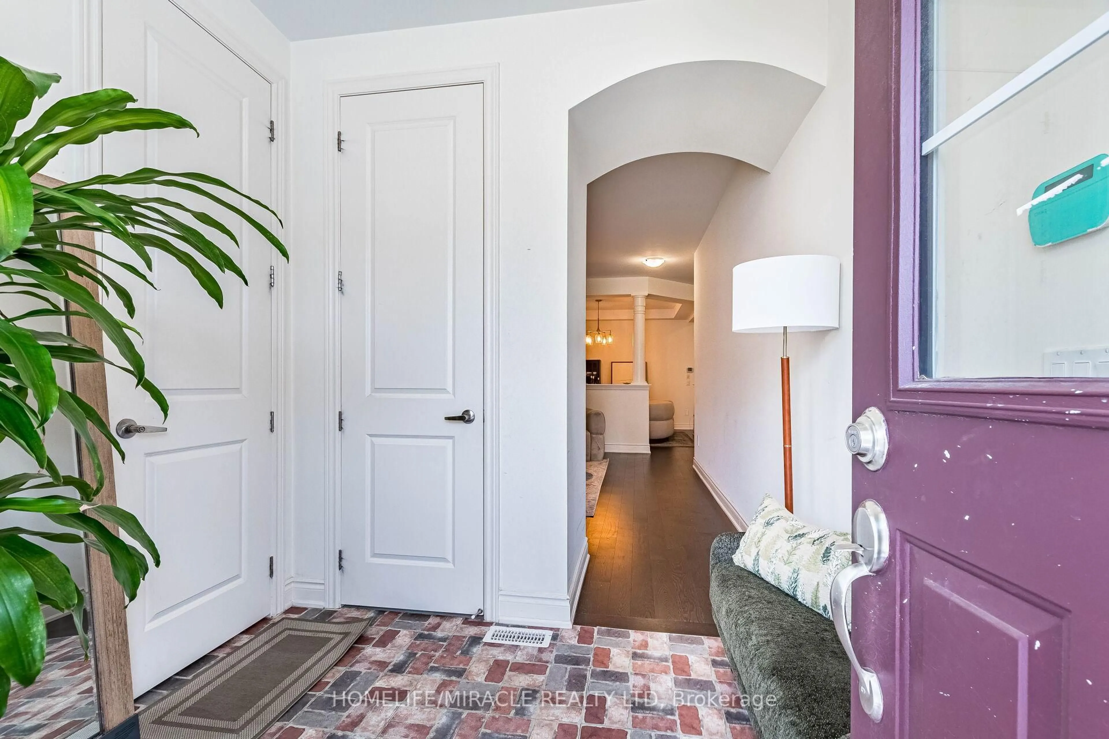 Indoor entryway for 25 Kambalda Rd, Brampton Ontario L7A 5J3