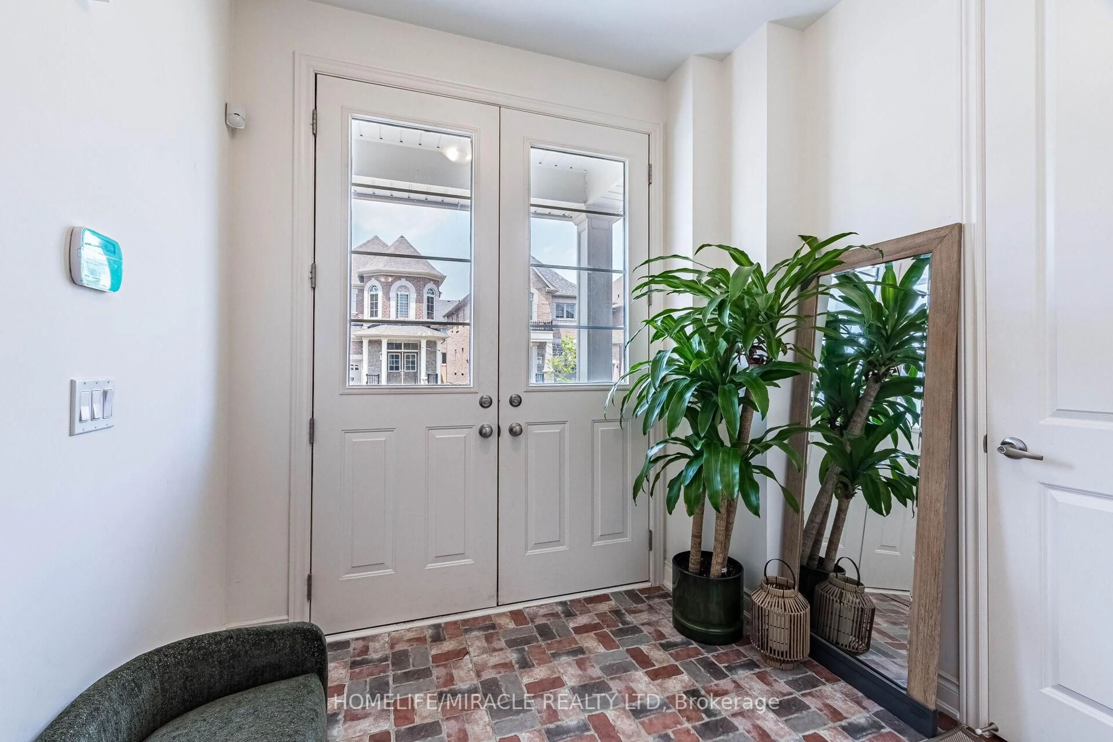 Indoor entryway for 25 Kambalda Rd, Brampton Ontario L7A 5J3