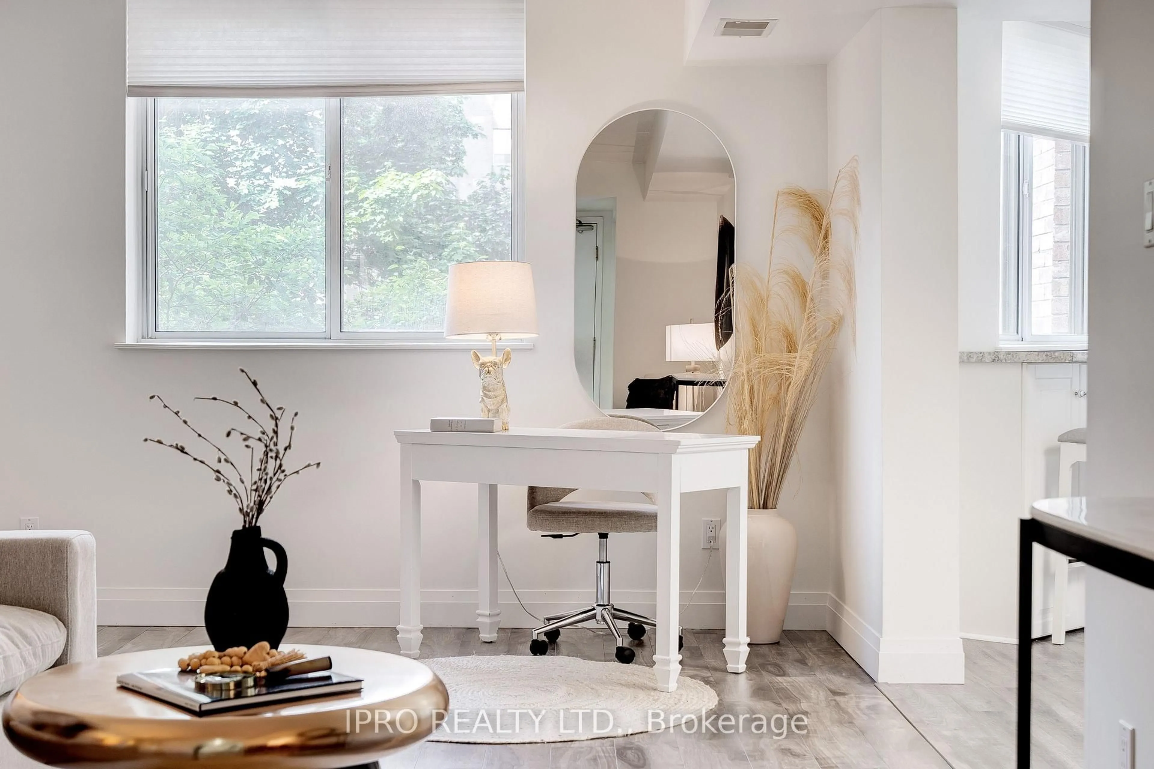 Indoor entryway for 3499 Upper Middle Rd #211, Burlington Ontario L7M 4M7