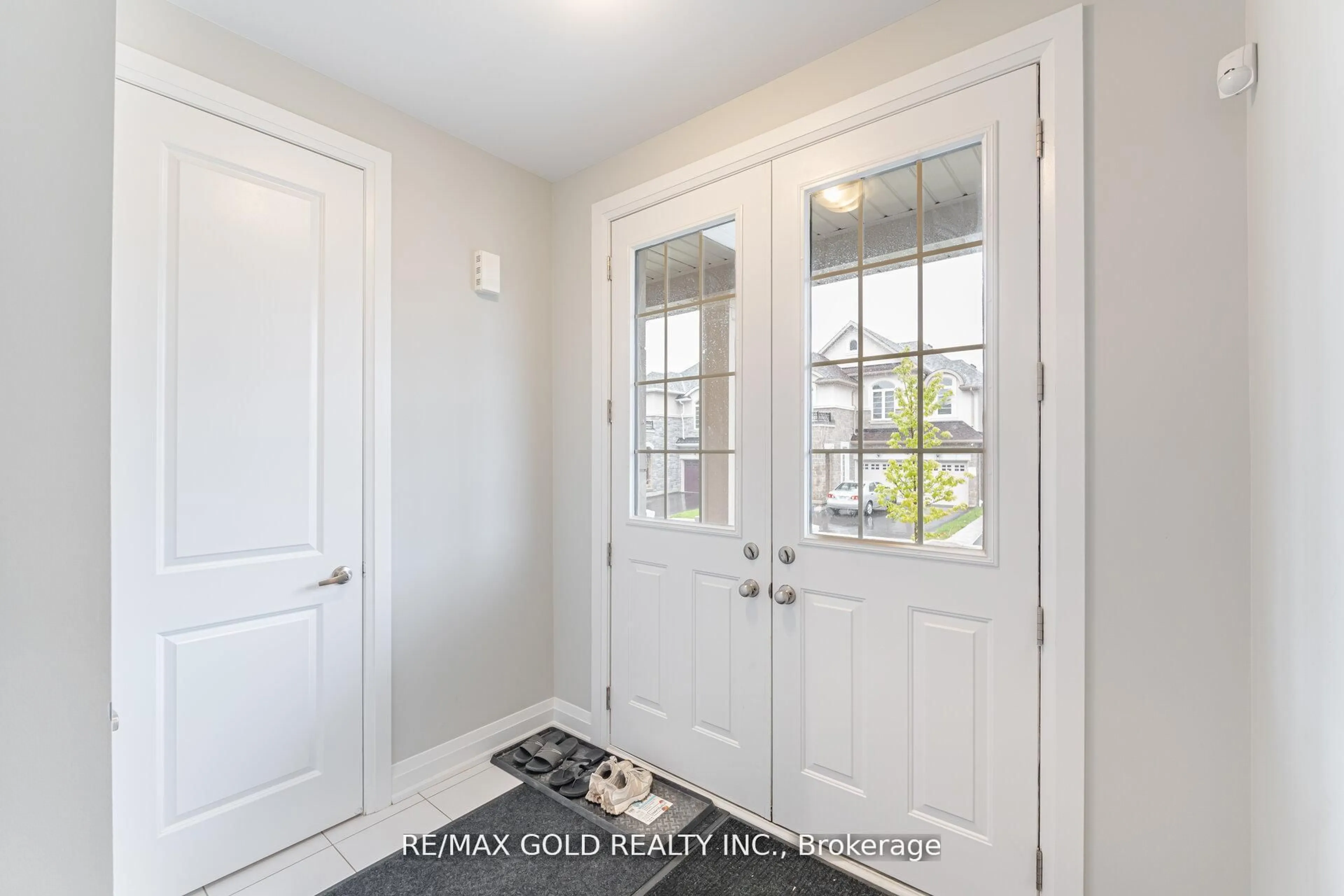 Indoor entryway for 50 Donald Stewart Rd, Brampton Ontario L7A 5J1