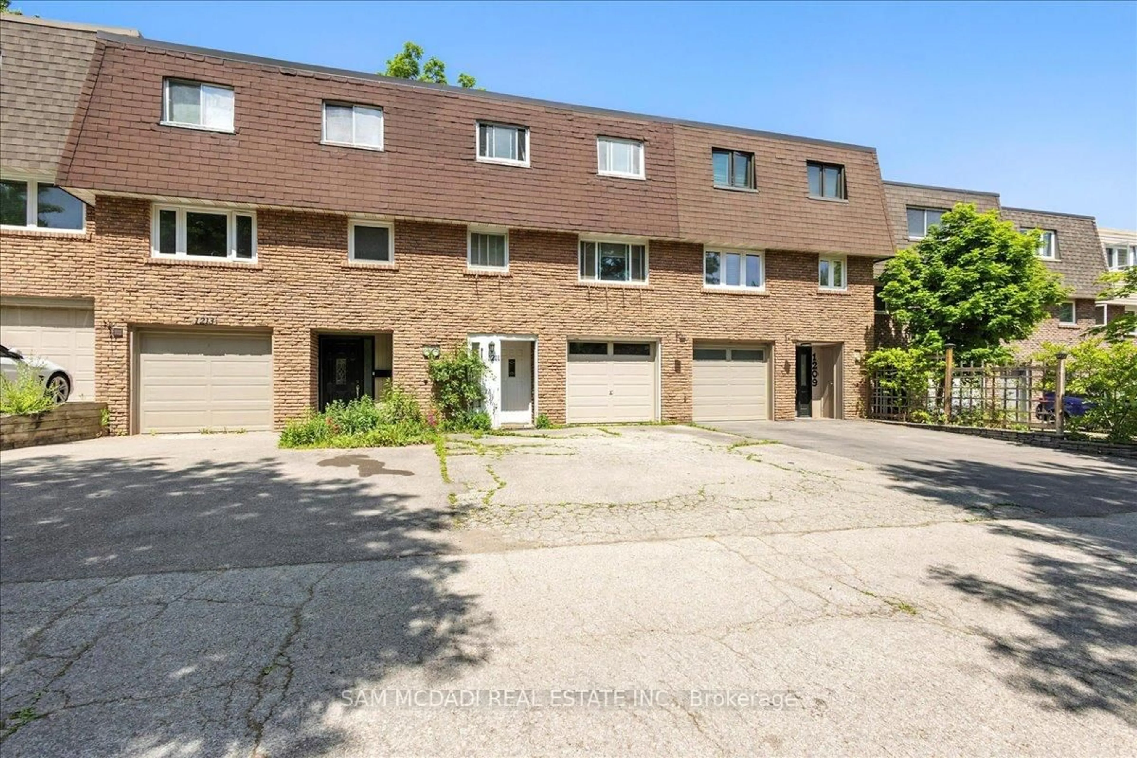 A pic from outside/outdoor area/front of a property/back of a property/a pic from drone, street for 1211 EIGHTH Line, Oakville Ontario L6H 2H2