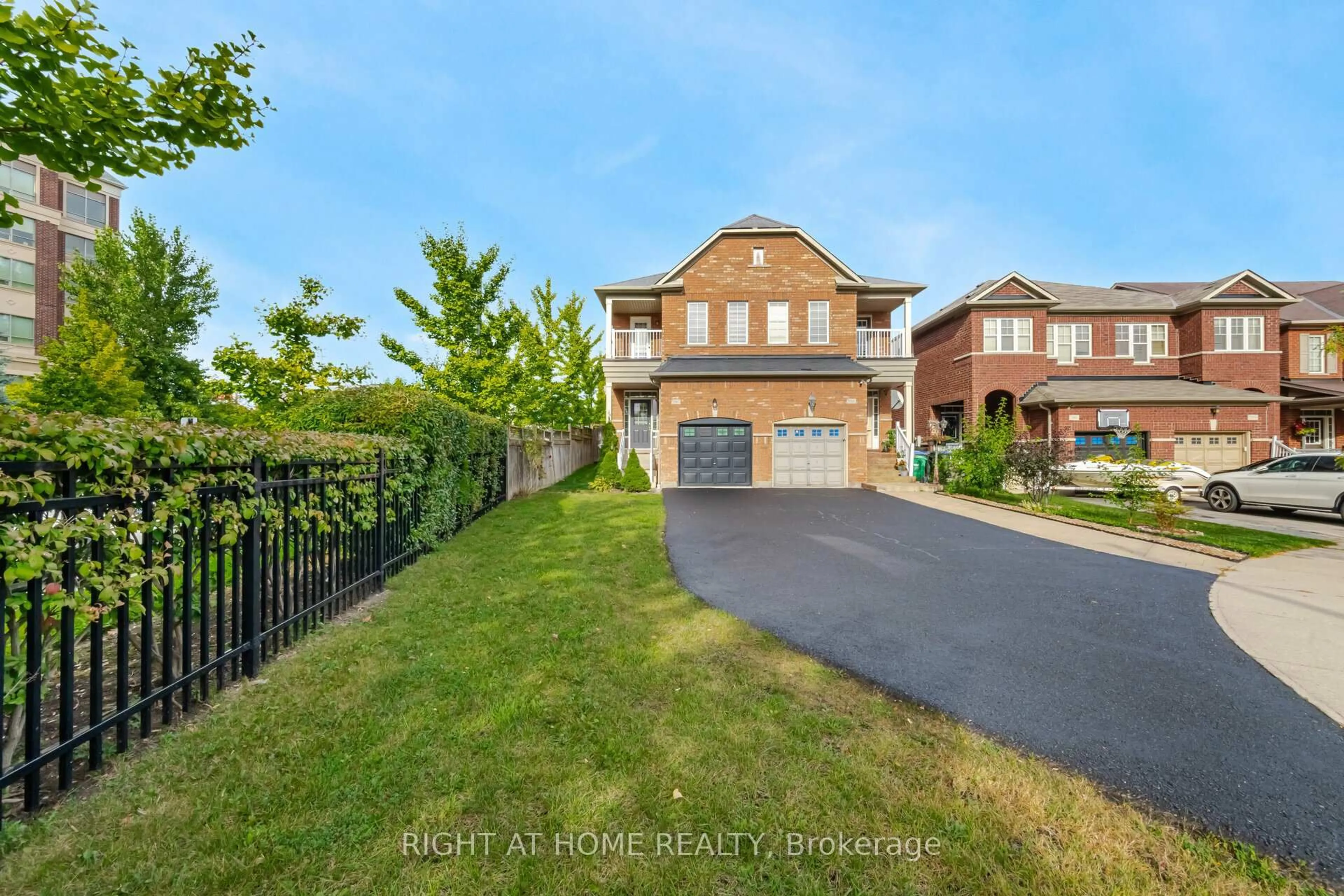 A pic from outside/outdoor area/front of a property/back of a property/a pic from drone, street for 5567 Bonnie St, Mississauga Ontario L5M 0N7
