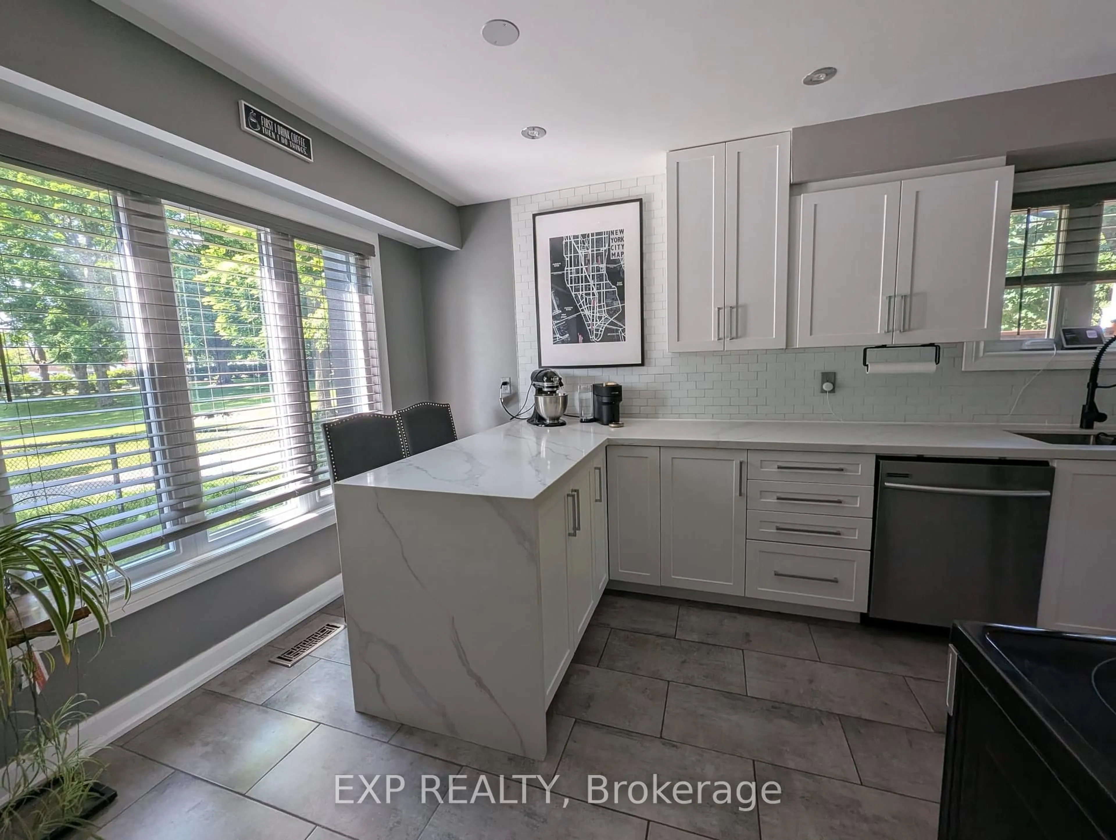 Open concept kitchen, ceramic/tile floor for 36 Lansing Sq, Brampton Ontario L6Z 1E6
