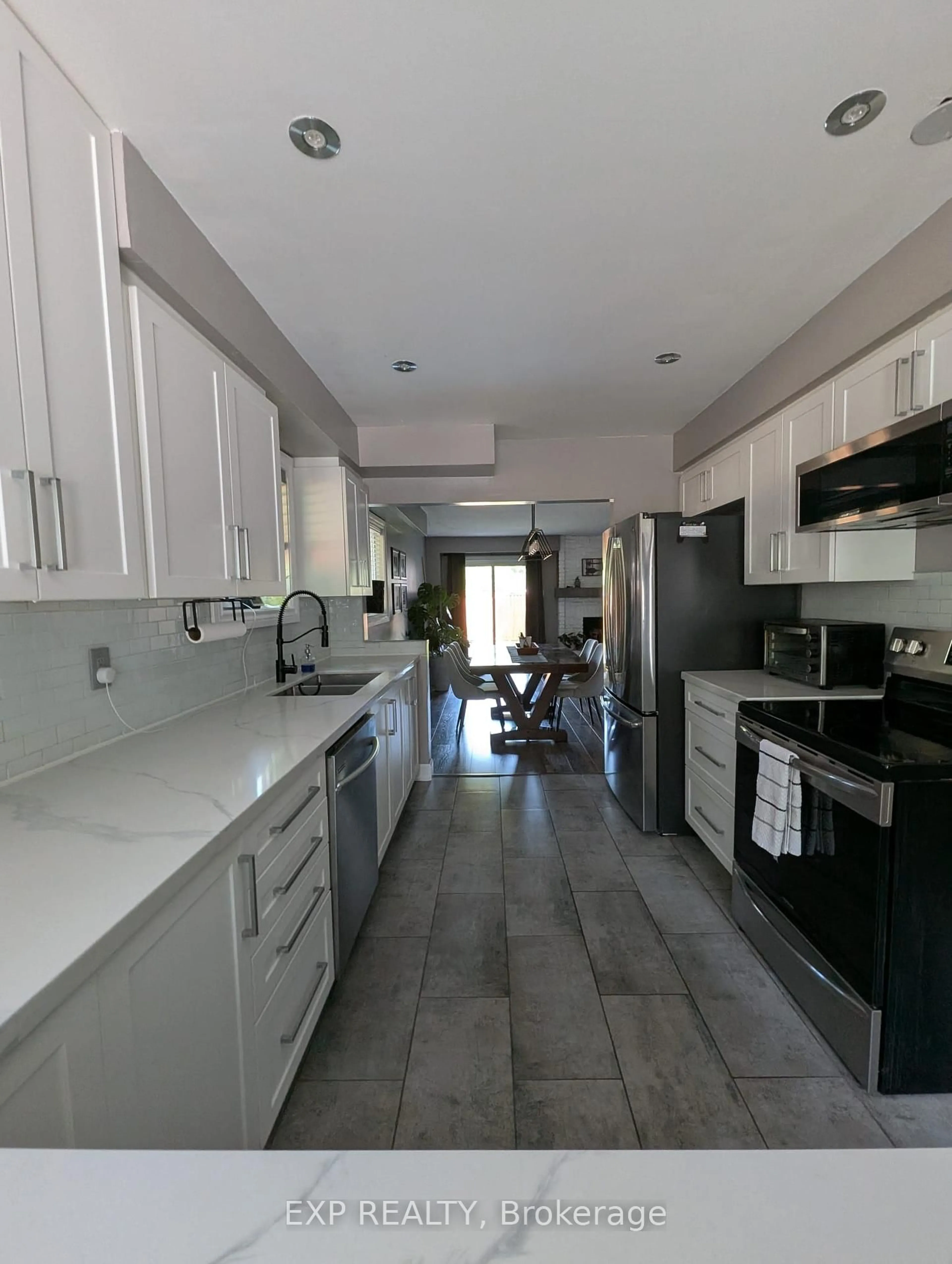 Open concept kitchen, ceramic/tile floor for 36 Lansing Sq, Brampton Ontario L6Z 1E6