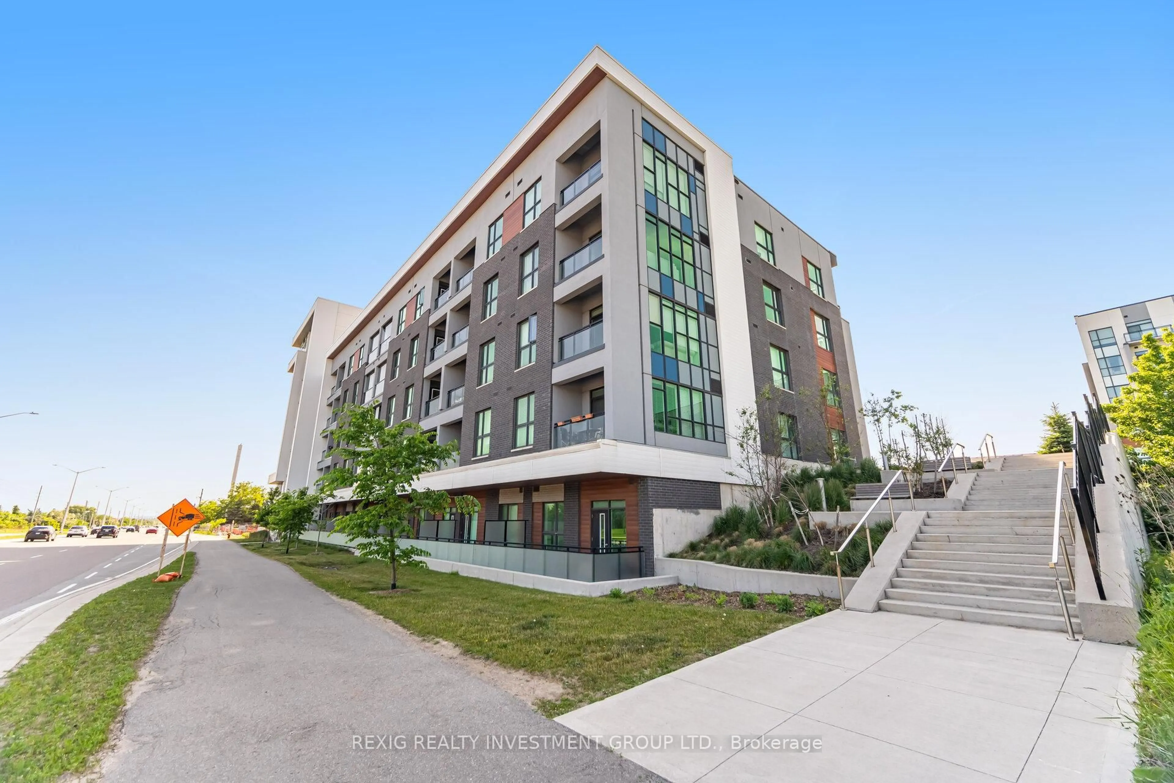 Patio, building for 95 DUNDAS St #613, Oakville Ontario L6M 5N4