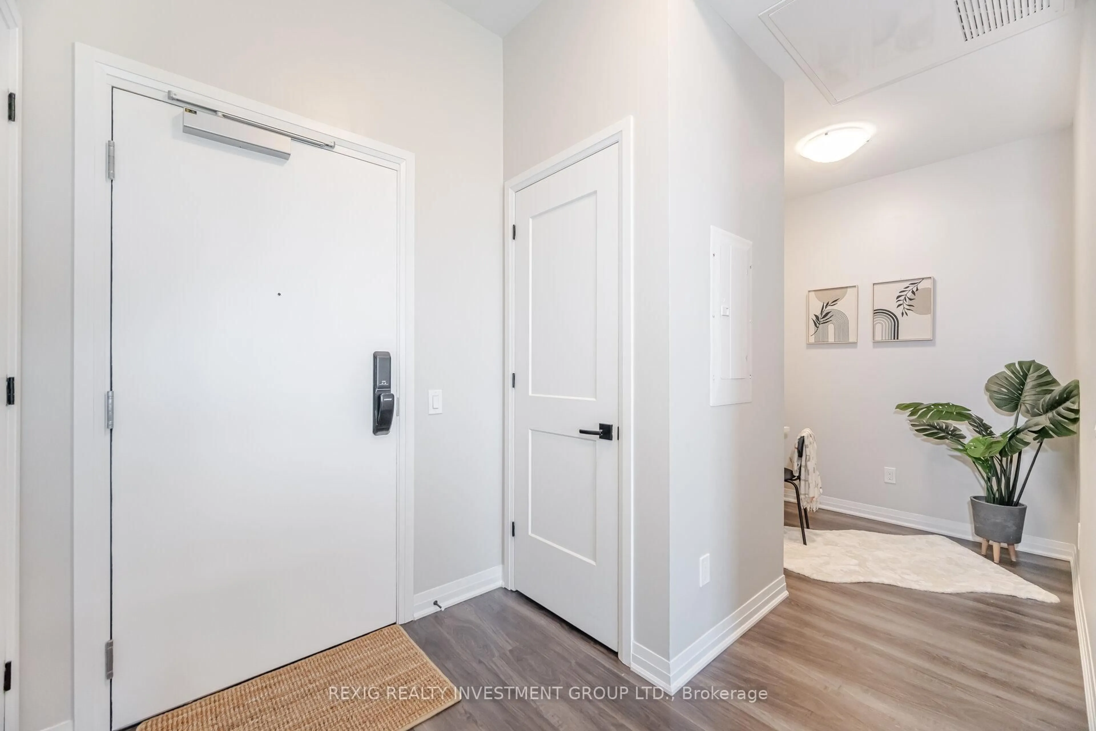 Indoor entryway for 95 DUNDAS St #613, Oakville Ontario L6M 5N4