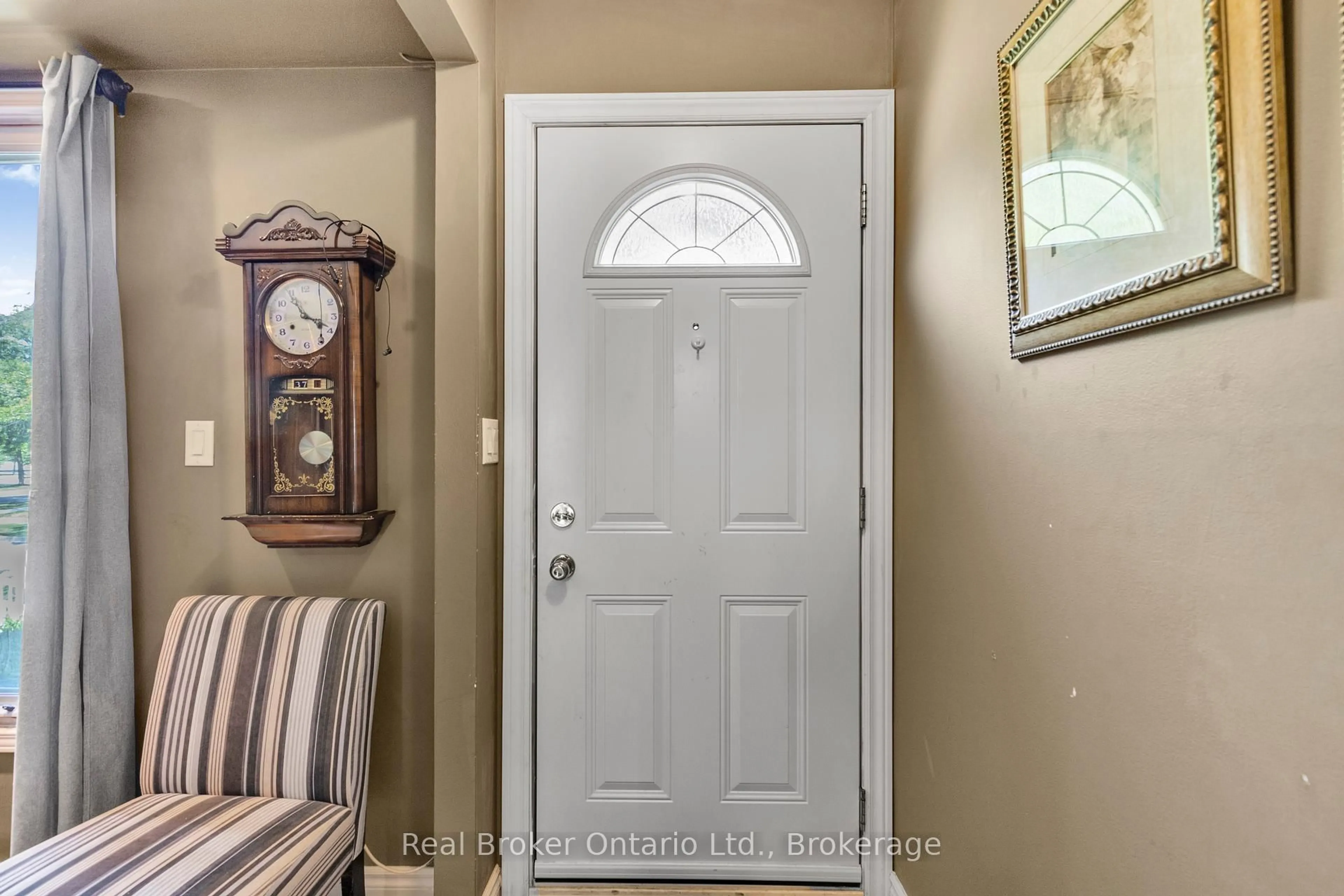 Indoor entryway for 2111 Meadowbrook Rd #k, Burlington Ontario L7P 2A5