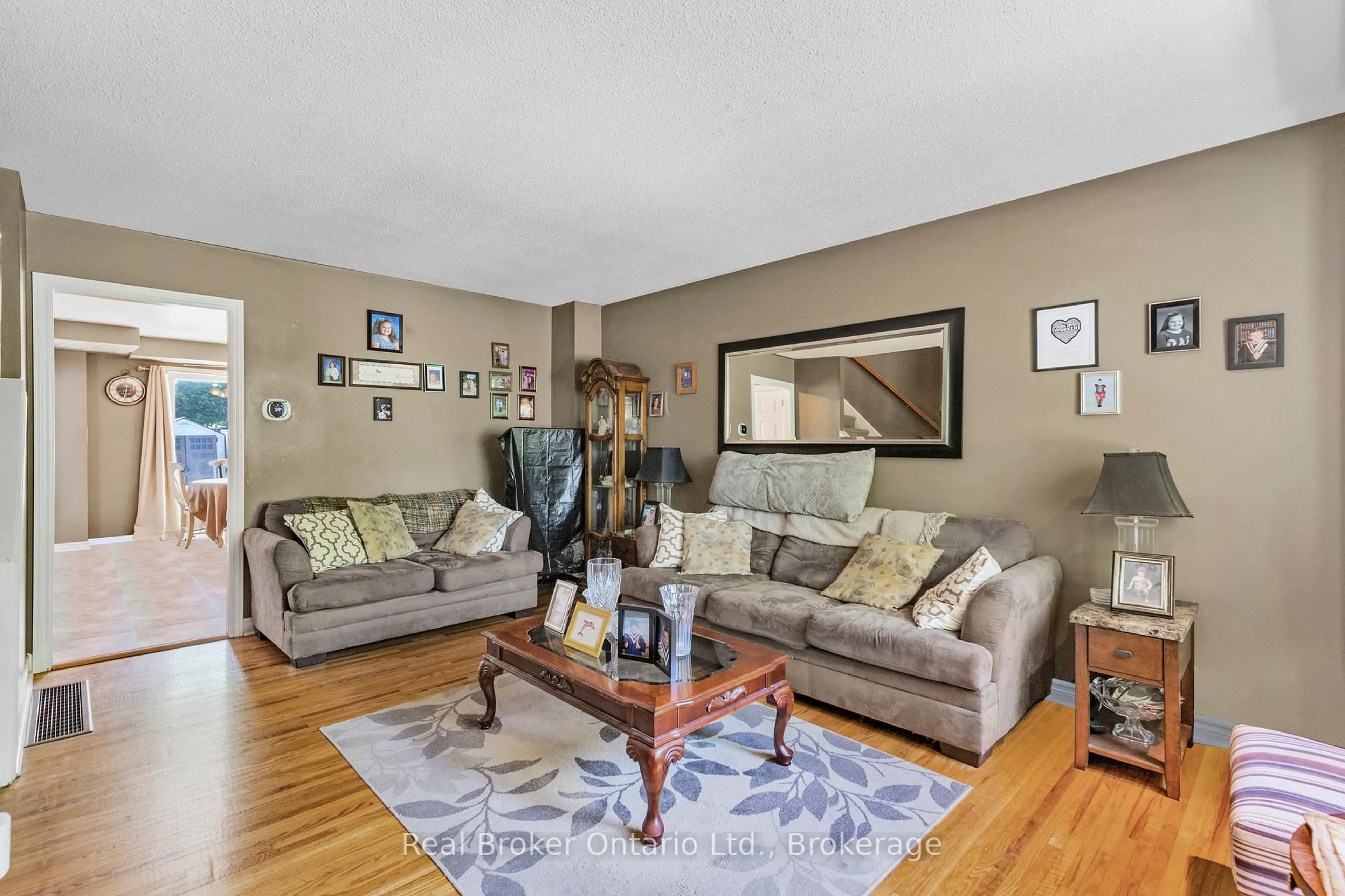 Living room with furniture, unknown for 2111 Meadowbrook Rd #k, Burlington Ontario L7P 2A5