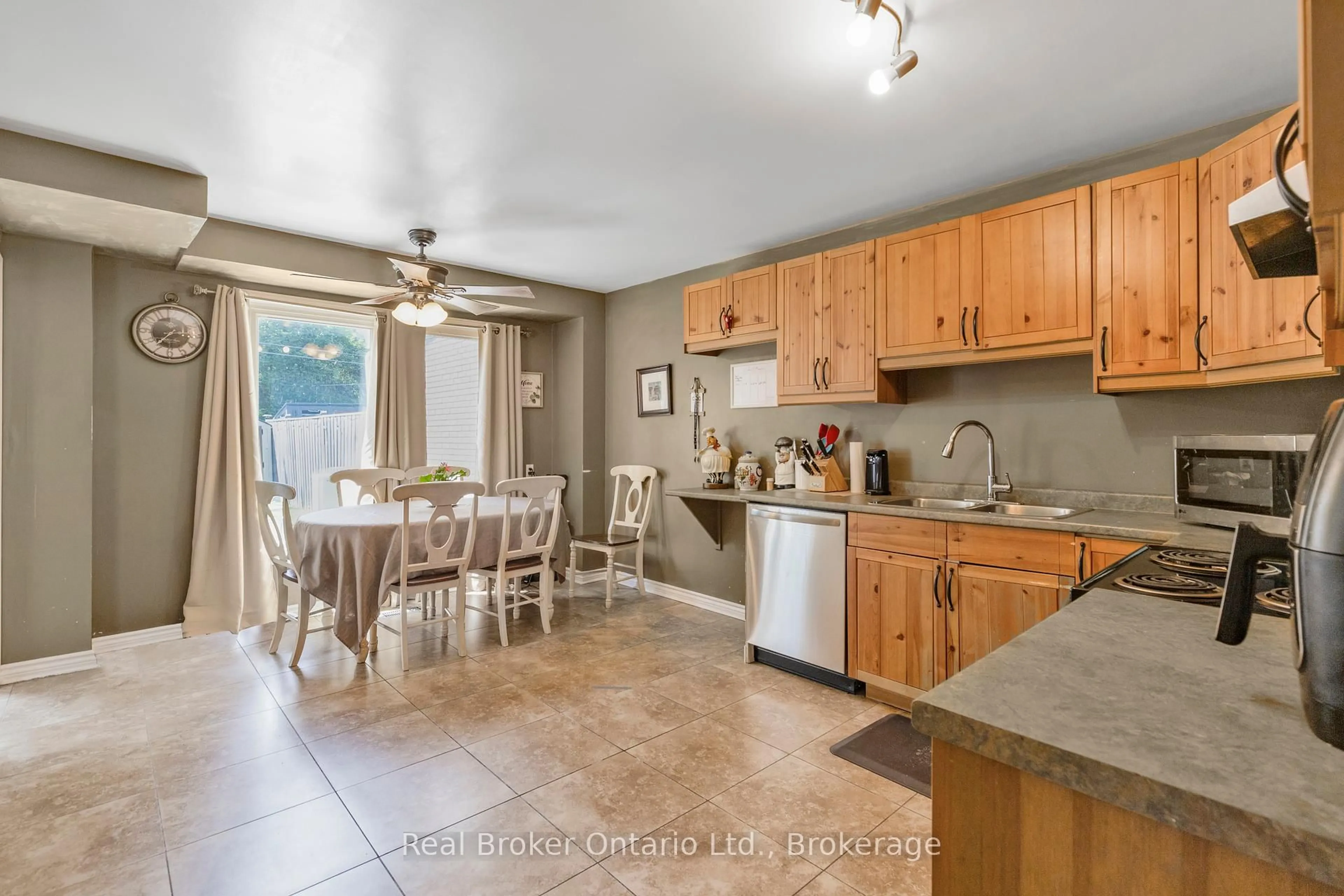 Open concept kitchen, ceramic/tile floor for 2111 Meadowbrook Rd #k, Burlington Ontario L7P 2A5
