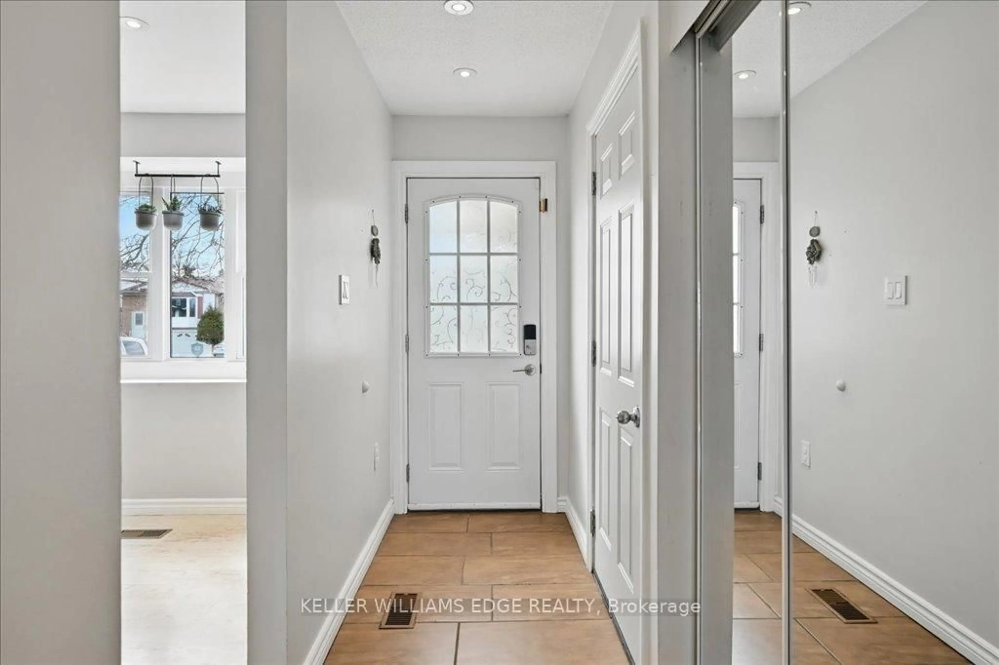Indoor entryway for 2338 Malcolm Cres, Burlington Ontario L7P 4H4