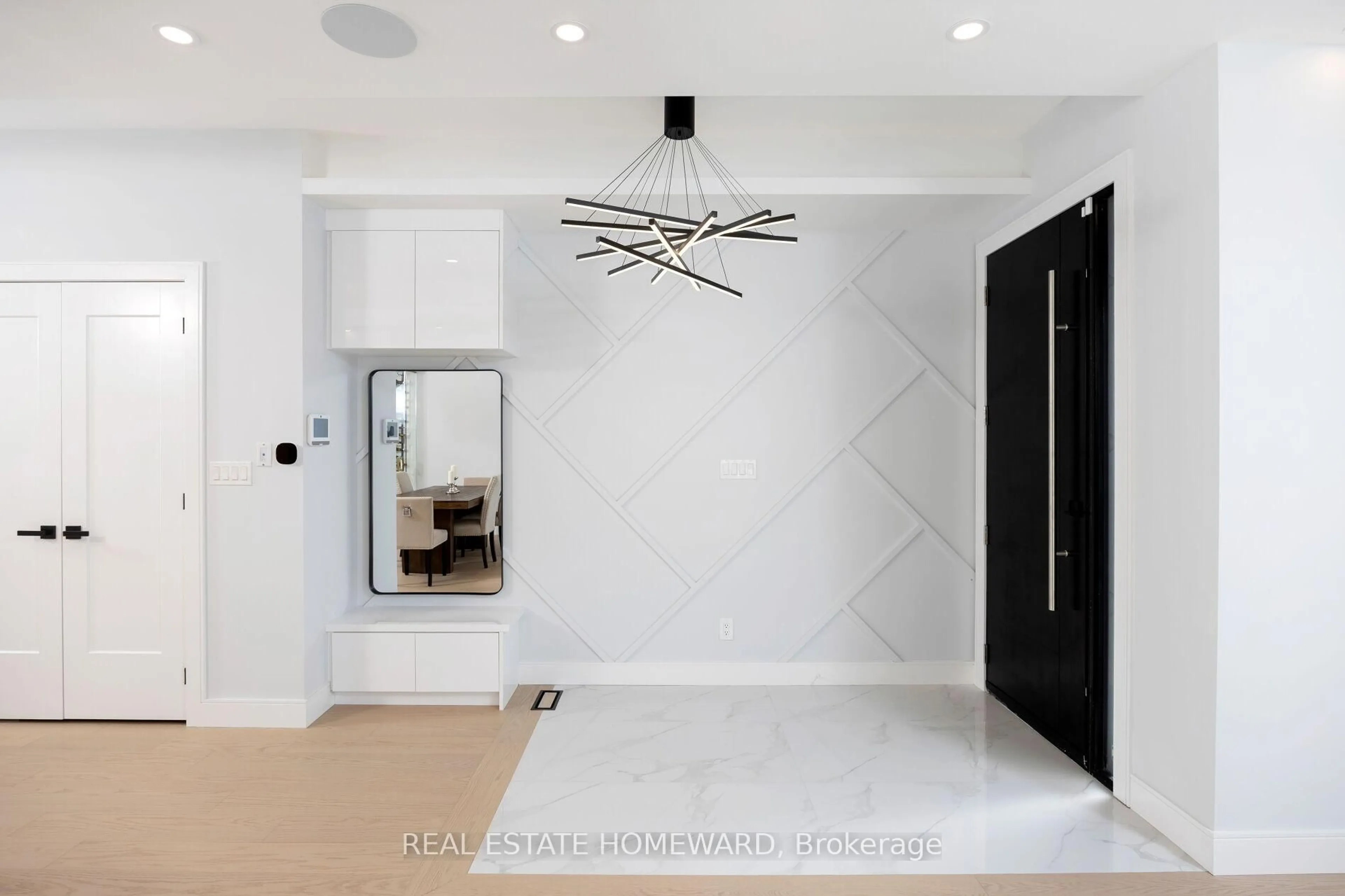 Indoor foyer for 307 Delta St, Toronto Ontario M8W 4G1