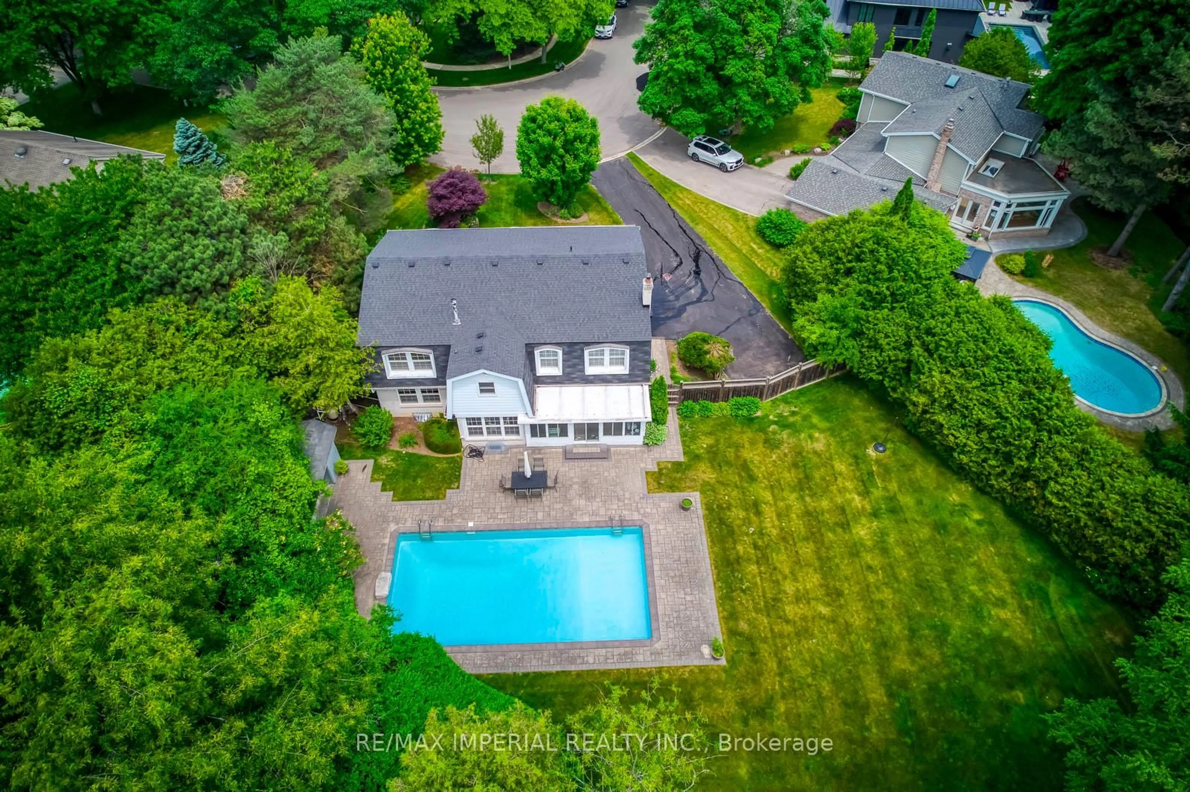 A pic from outside/outdoor area/front of a property/back of a property/a pic from drone, water/lake/river/ocean view for 110 Blyth Cres, Oakville Ontario L6J 5H6
