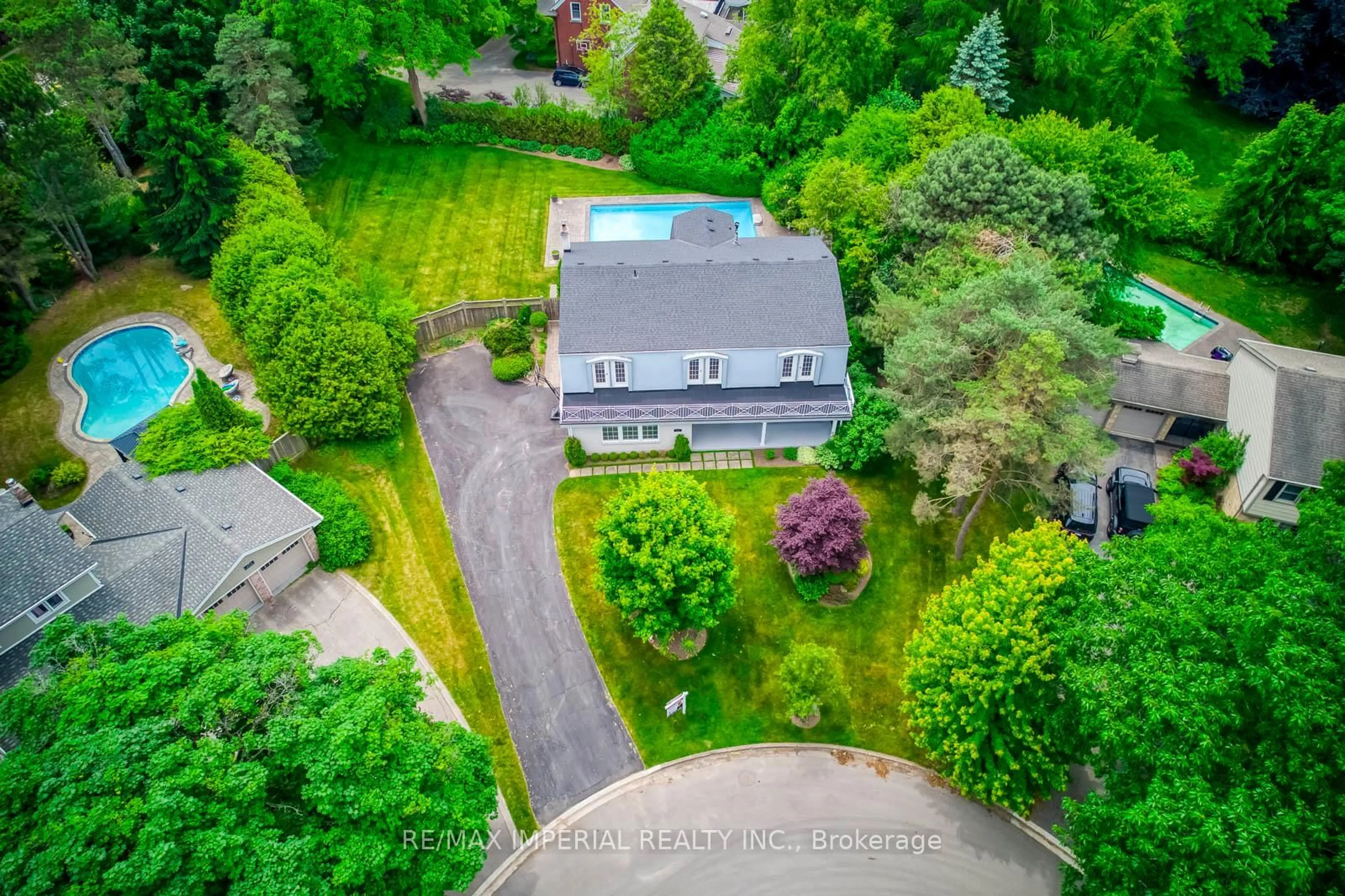 A pic from outside/outdoor area/front of a property/back of a property/a pic from drone, street for 110 Blyth Cres, Oakville Ontario L6J 5H6