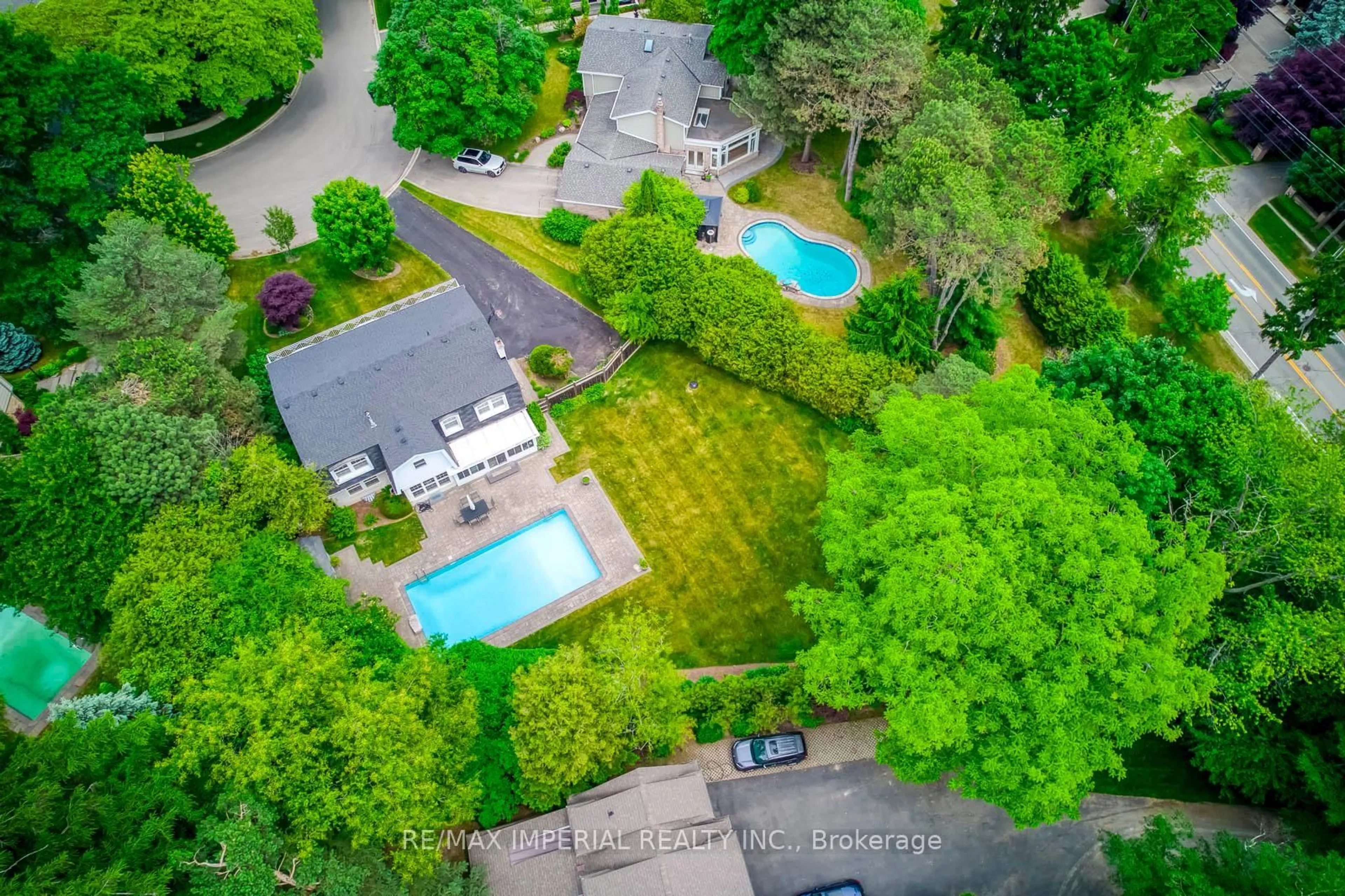 A pic from outside/outdoor area/front of a property/back of a property/a pic from drone, unknown for 110 Blyth Cres, Oakville Ontario L6J 5H6