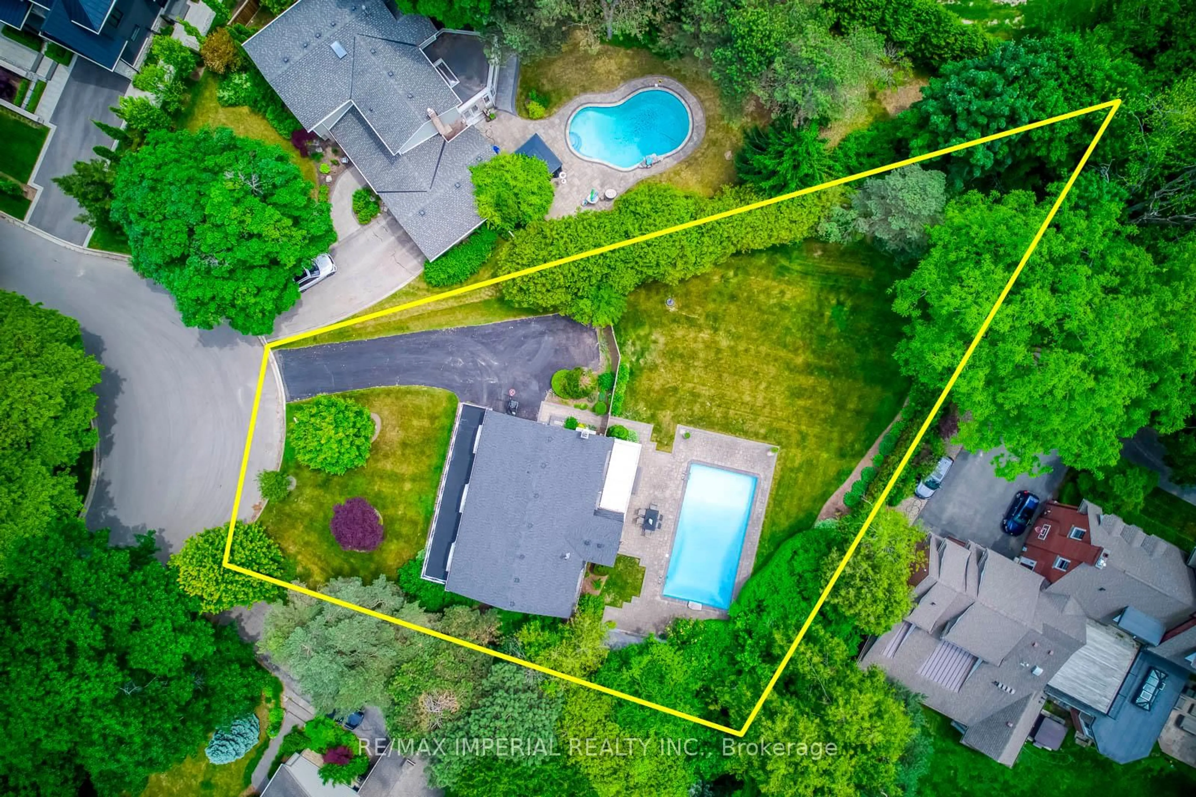 A pic from outside/outdoor area/front of a property/back of a property/a pic from drone, street for 110 Blyth Cres, Oakville Ontario L6J 5H6