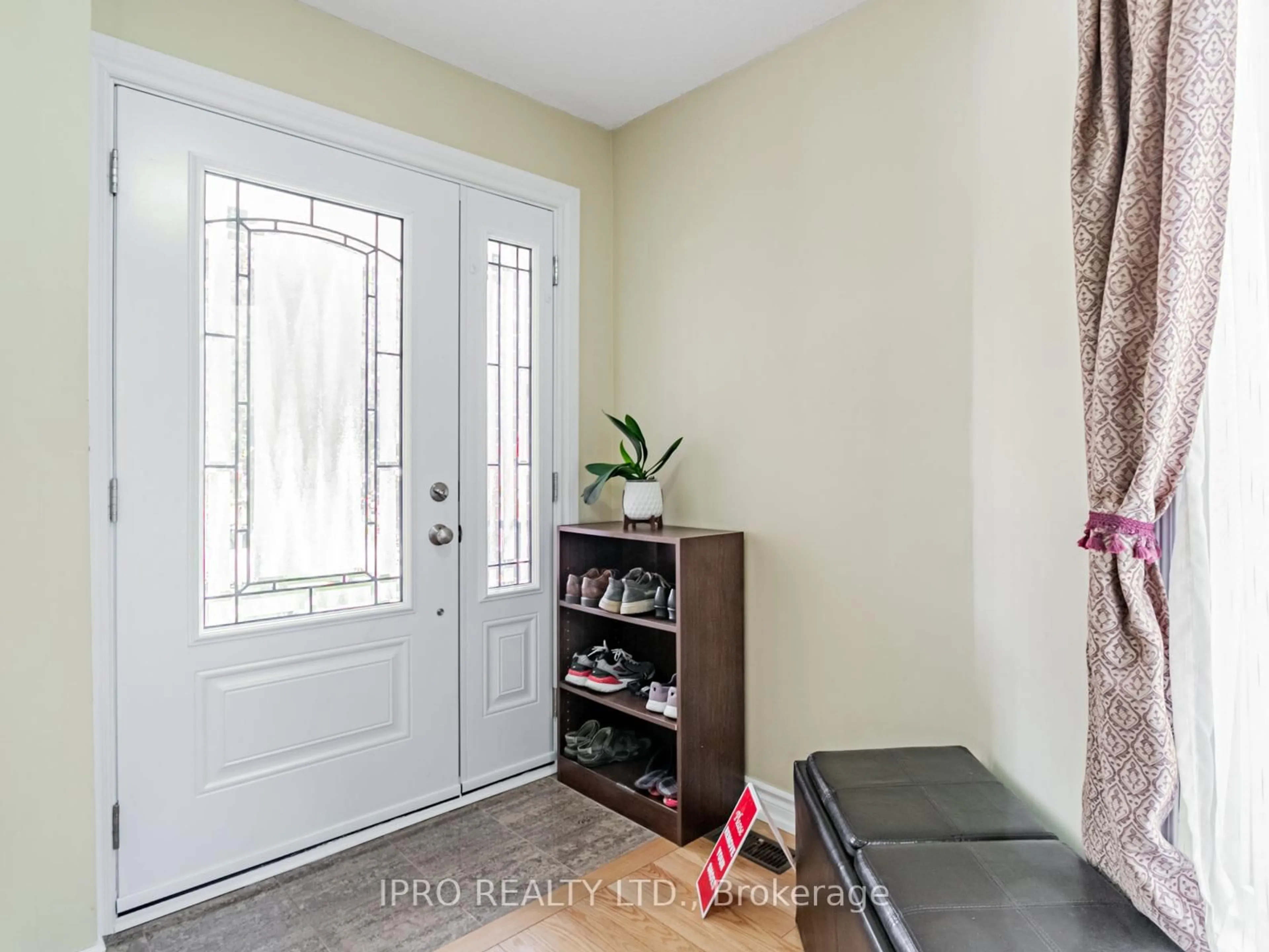 Indoor entryway for 3364 Ingram Rd, Mississauga Ontario L5L 4N4