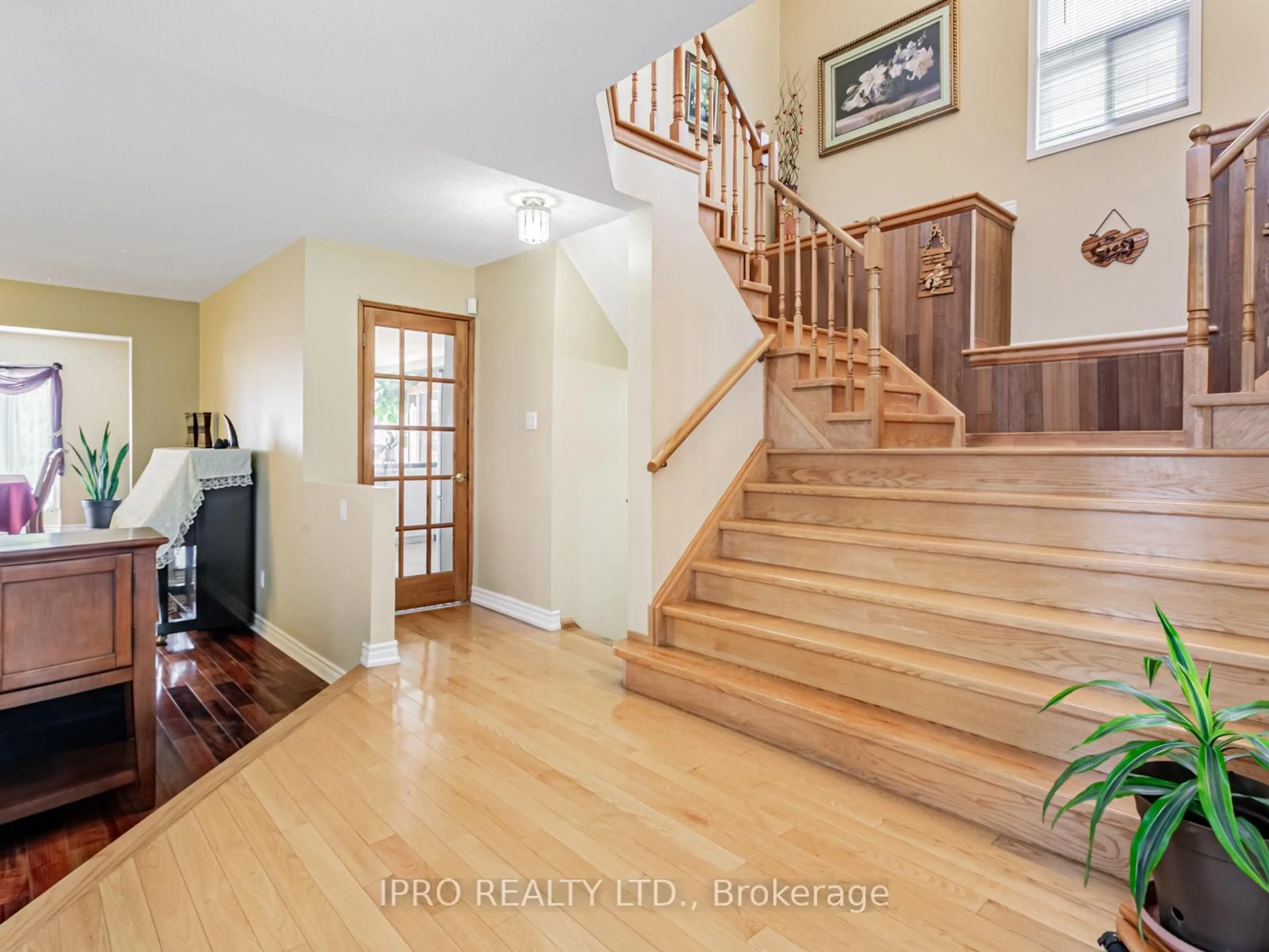 Indoor entryway for 3364 Ingram Rd, Mississauga Ontario L5L 4N4