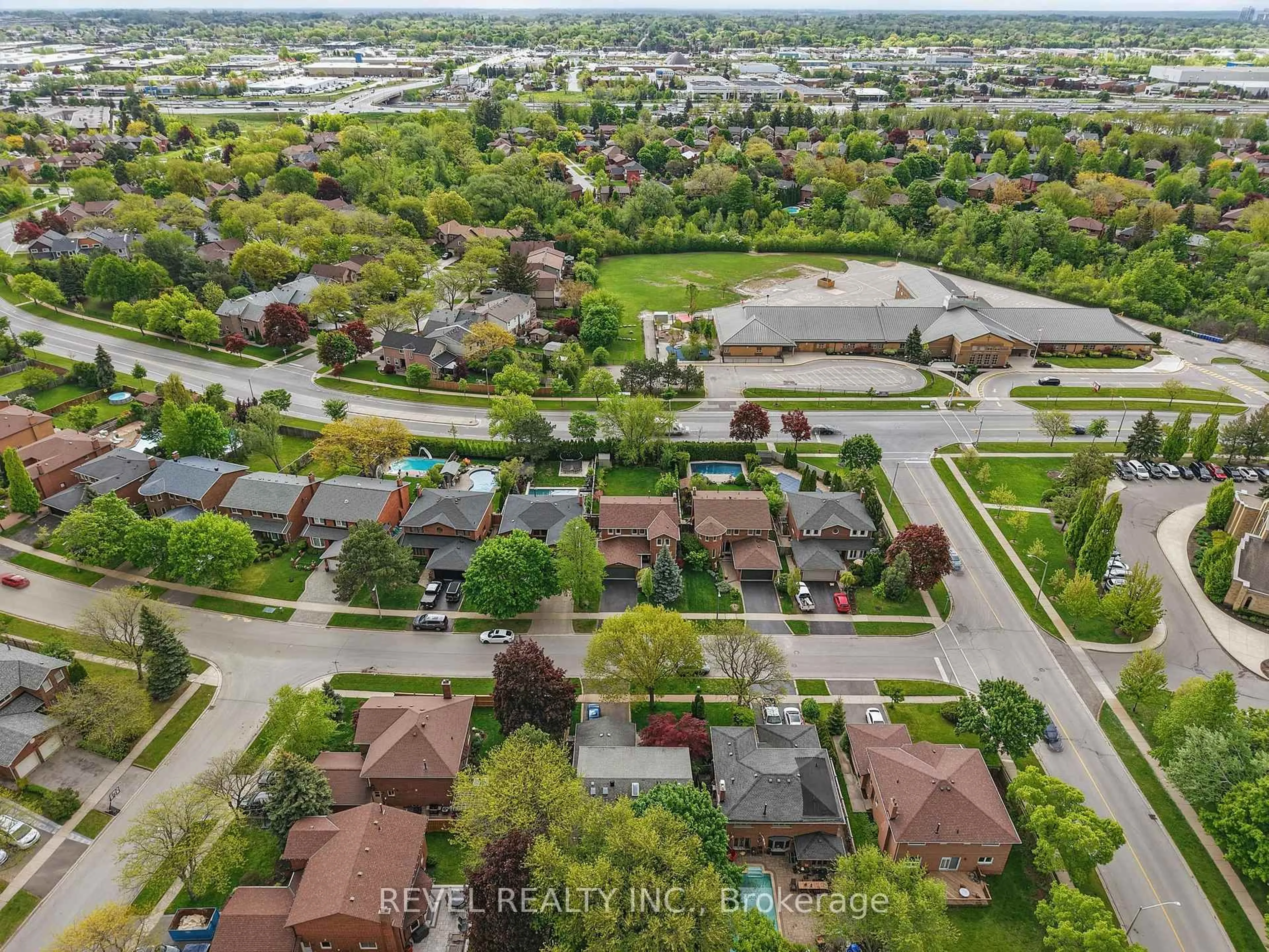 A pic from outside/outdoor area/front of a property/back of a property/a pic from drone, street for 1076 Roxborough Dr, Oakville Ontario L6M 1E3