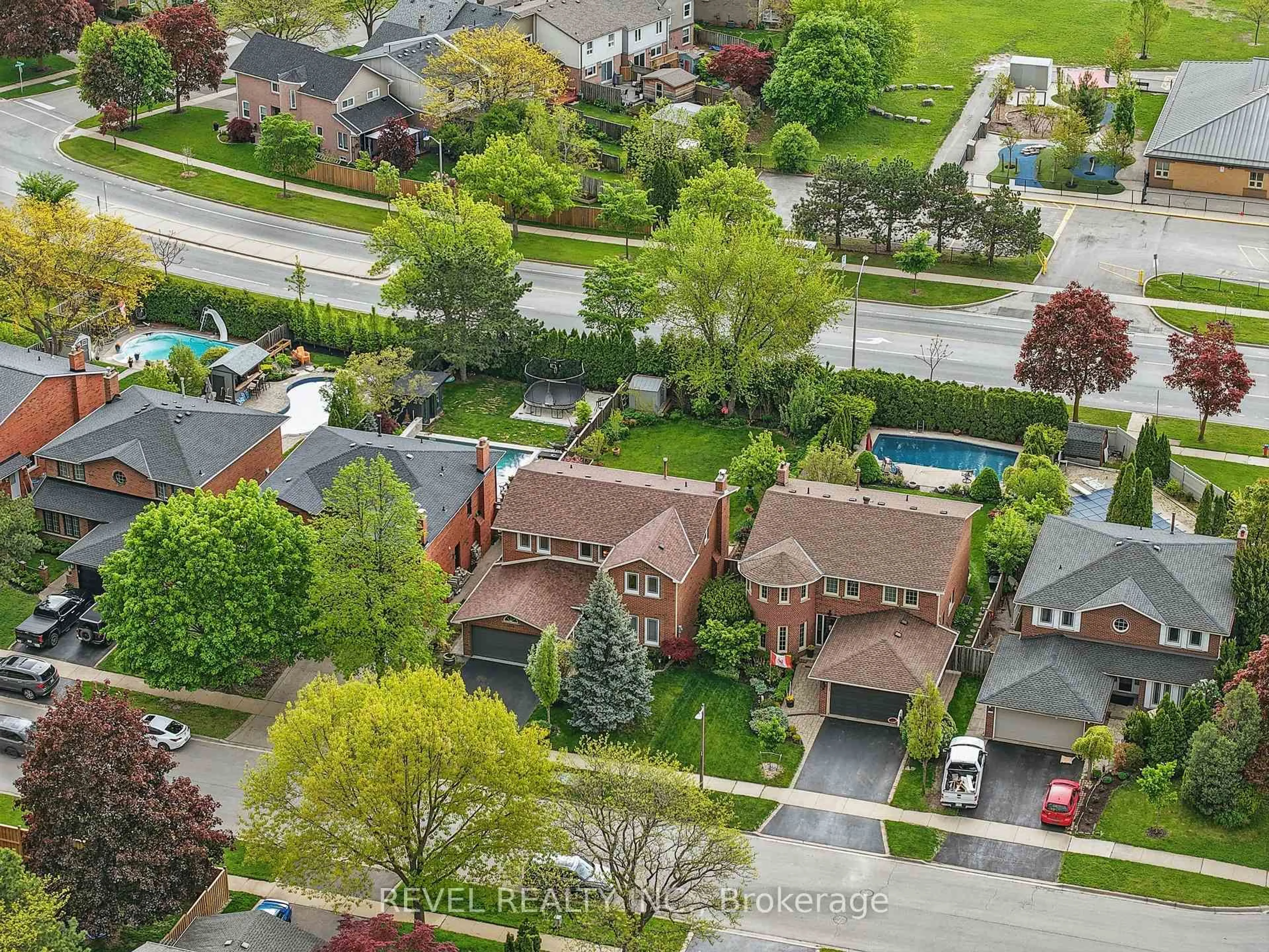 A pic from outside/outdoor area/front of a property/back of a property/a pic from drone, street for 1076 Roxborough Dr, Oakville Ontario L6M 1E3