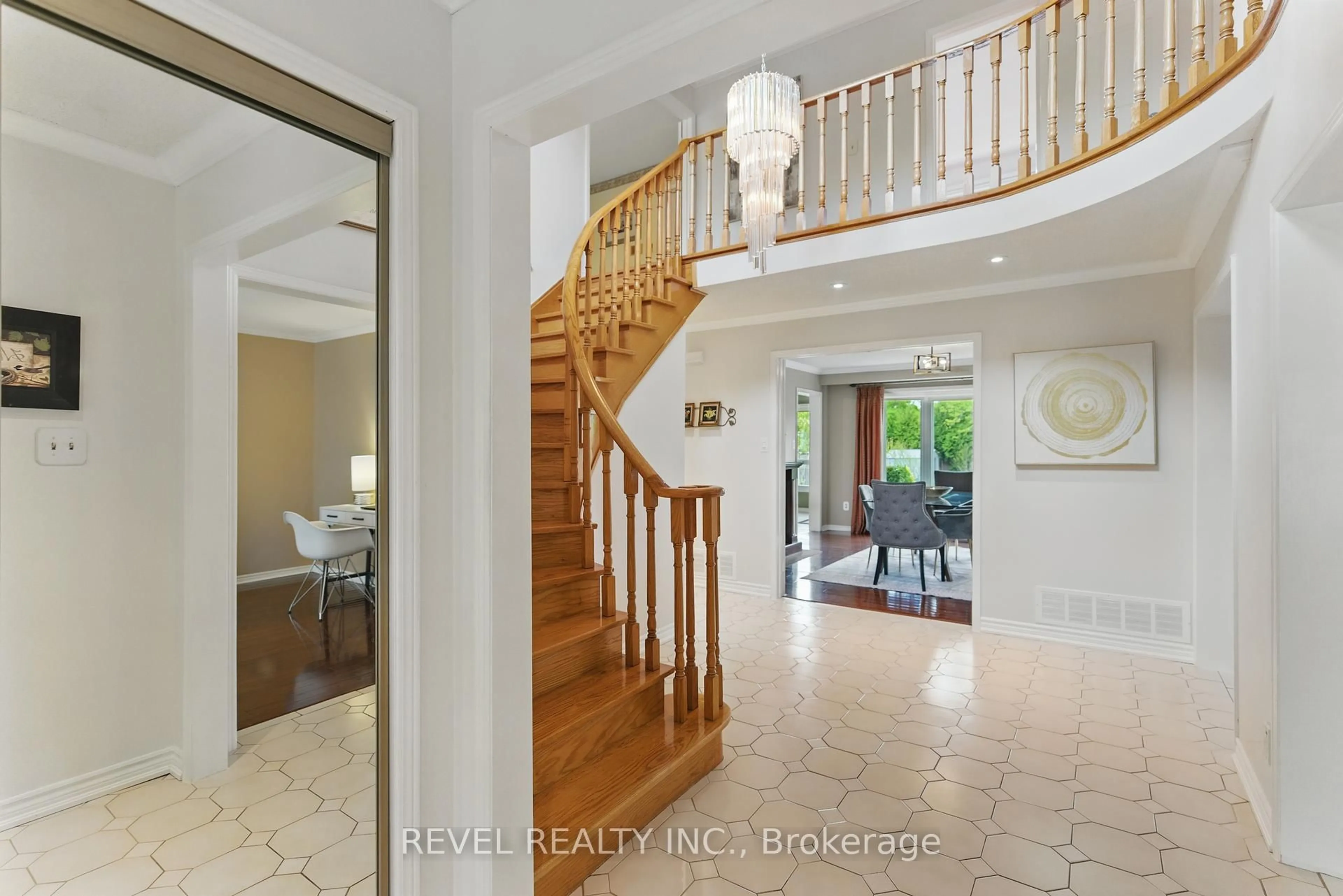 Indoor entryway for 1076 Roxborough Dr, Oakville Ontario L6M 1E3