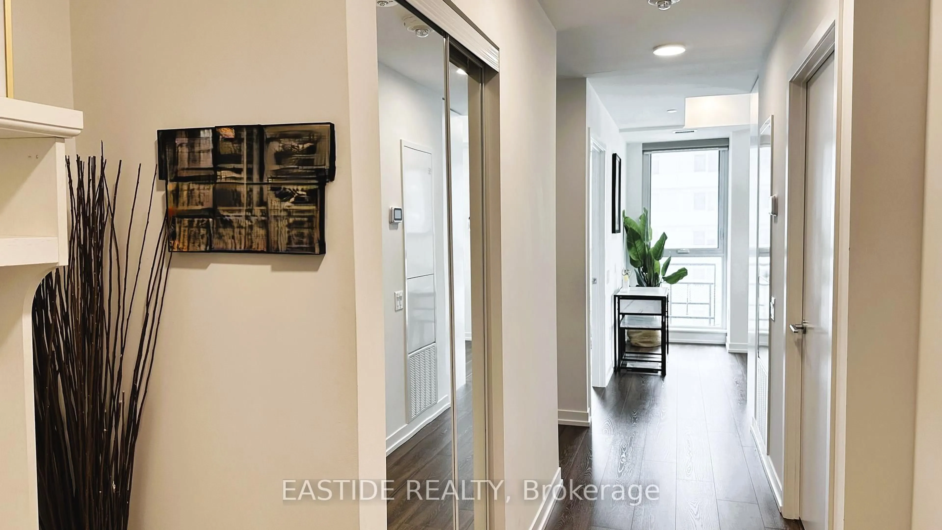 Indoor entryway for 4065 Confederation Pkwy #1508, Mississauga Ontario L5B 4N1