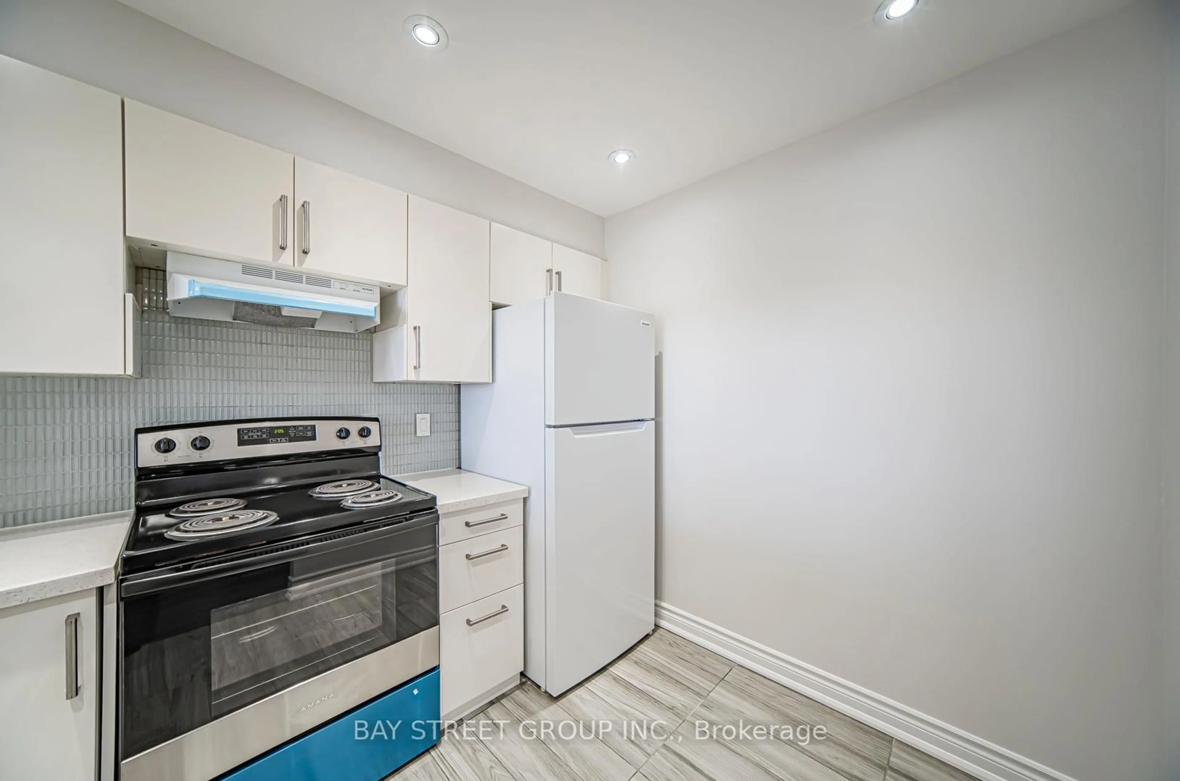 Standard kitchen, unknown for 2470 Eglinton Ave #1708, Toronto Ontario M6M 5E7
