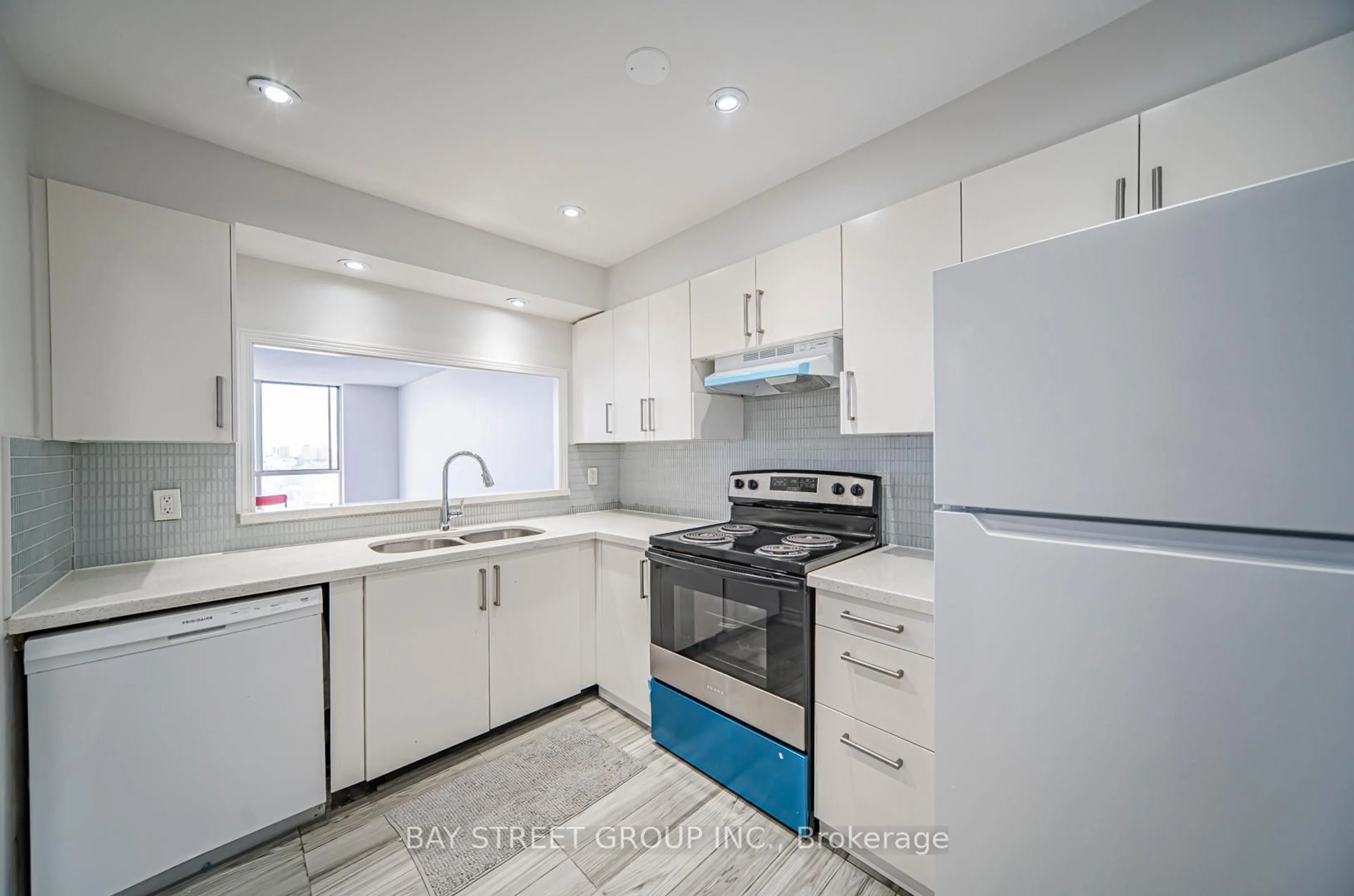 Standard kitchen, ceramic/tile floor for 2470 Eglinton Ave #1708, Toronto Ontario M6M 5E7