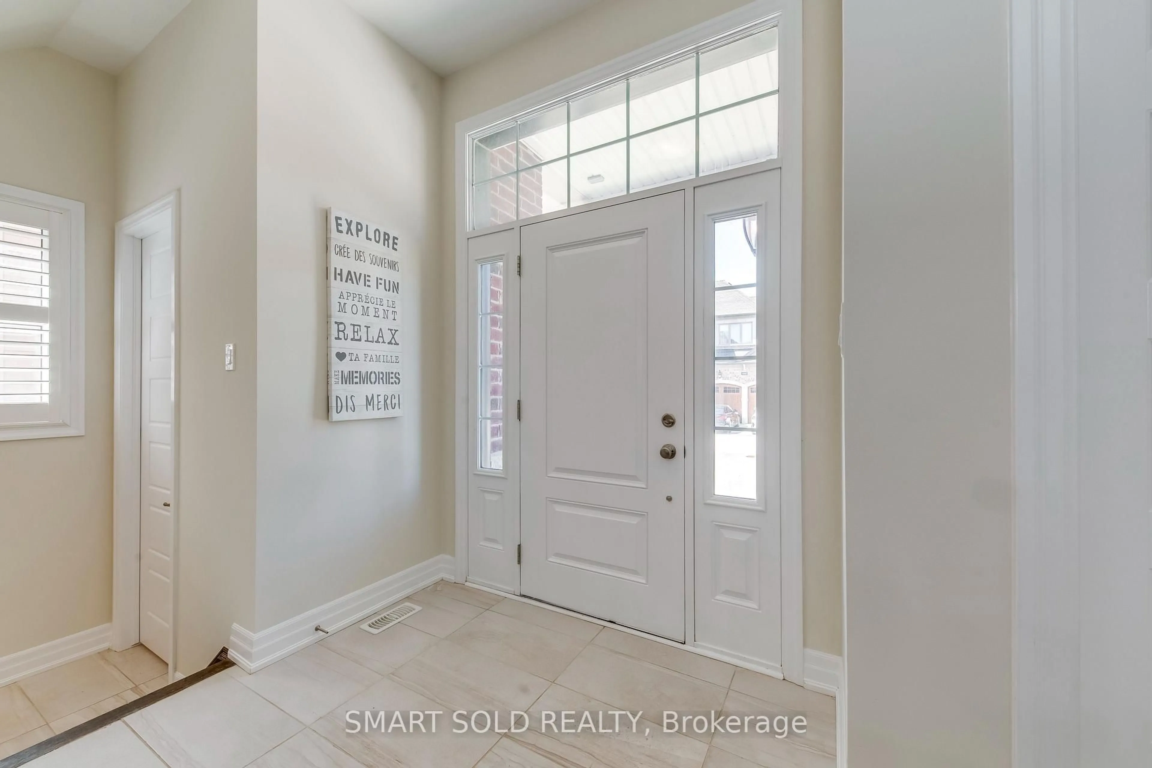 Indoor entryway for 3263 Donald Mackay St, Oakville Ontario L6M 0T1