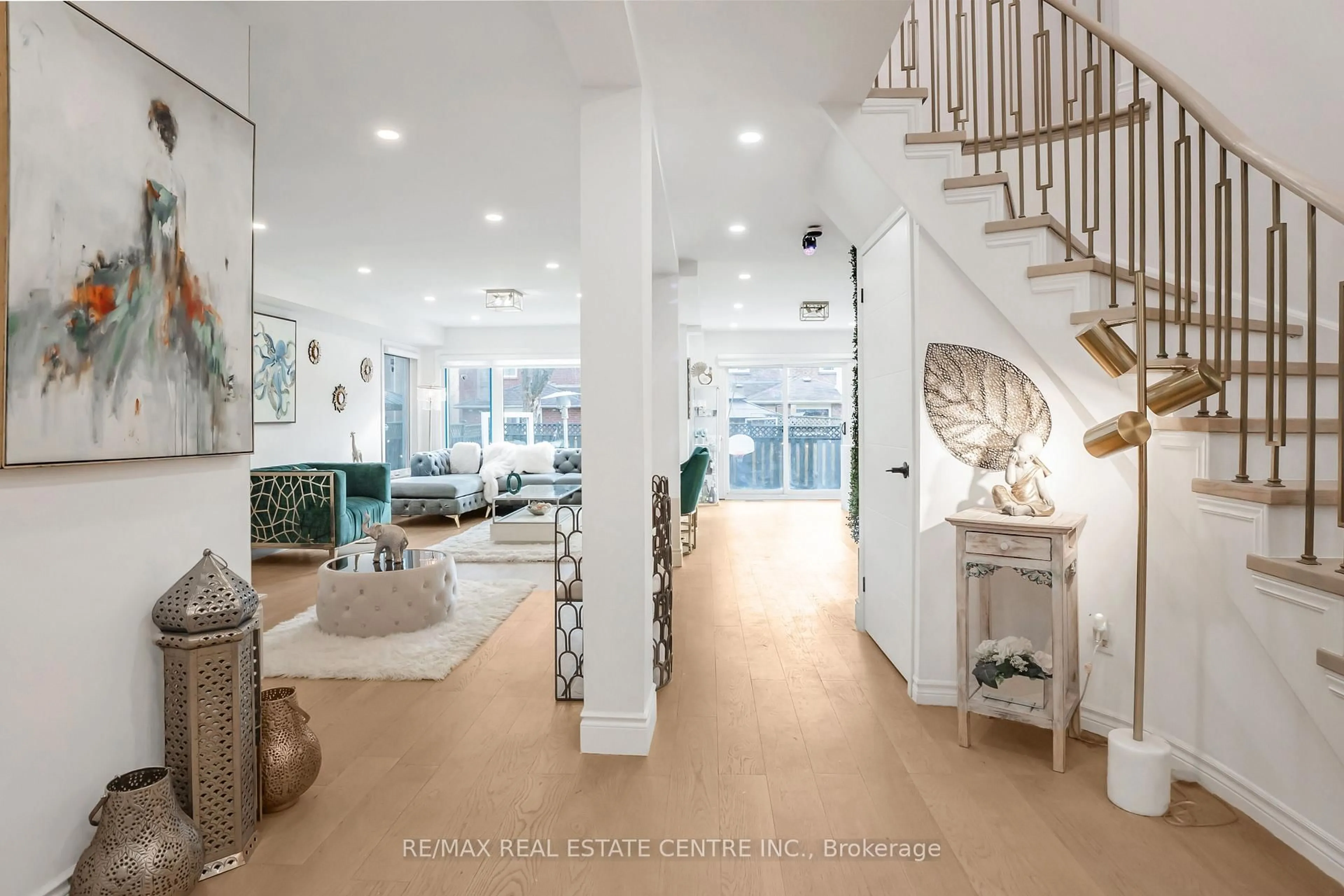 Indoor foyer for 2666 Burnford Tr, Mississauga Ontario L5M 5E1