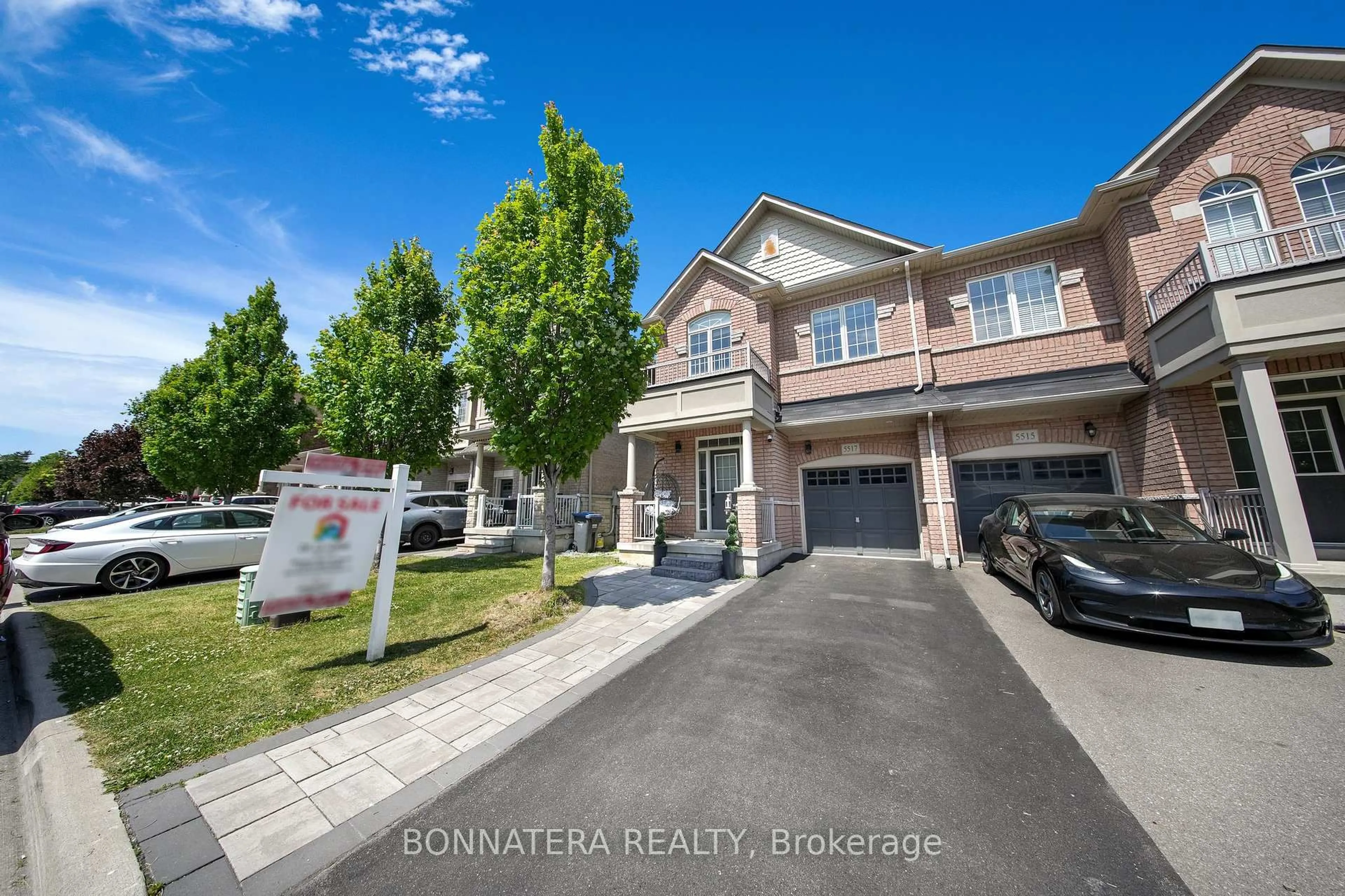 A pic from outside/outdoor area/front of a property/back of a property/a pic from drone, street for 5517 Meadowcrest Ave, Mississauga Ontario L5M 0V7