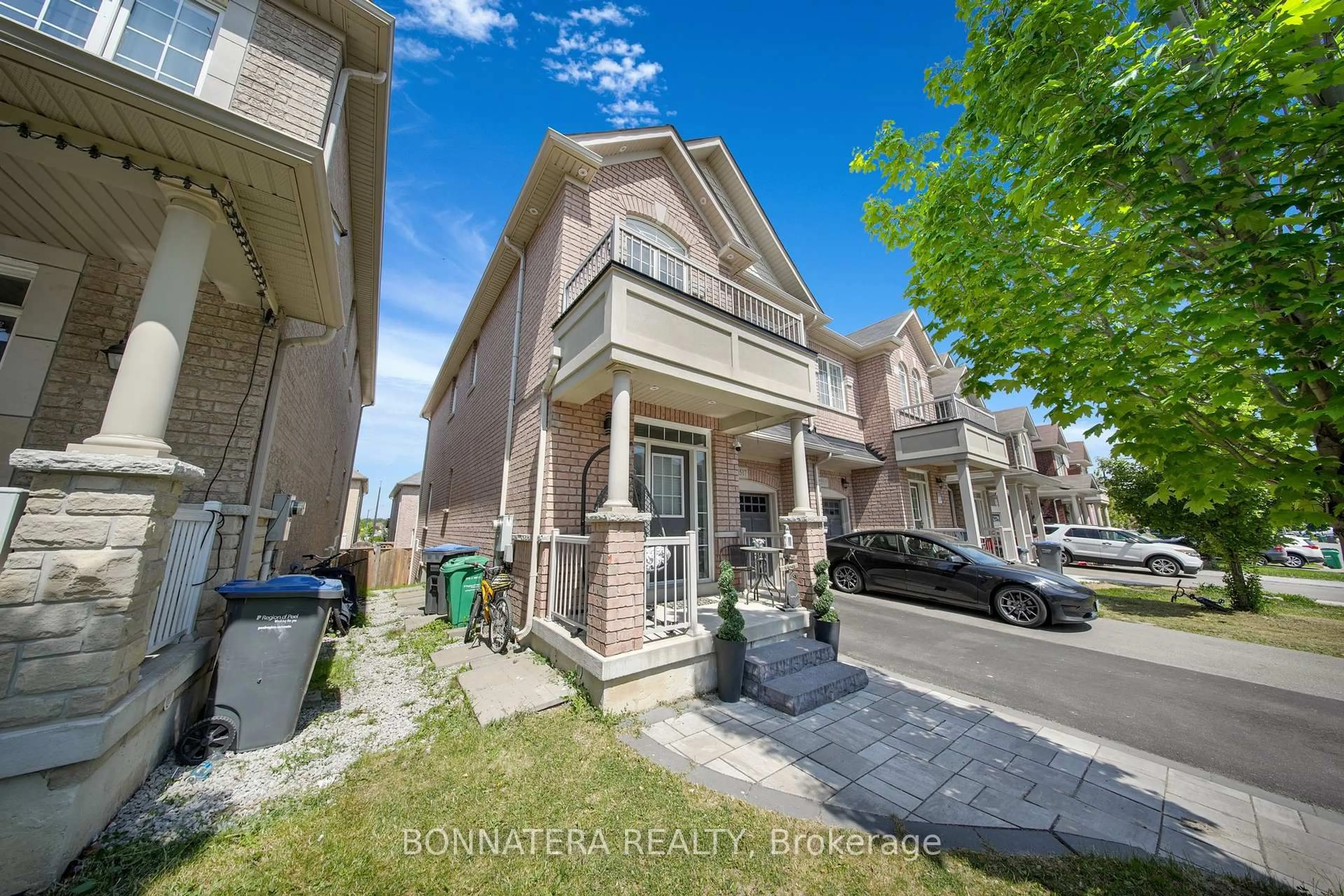 A pic from outside/outdoor area/front of a property/back of a property/a pic from drone, street for 5517 Meadowcrest Ave, Mississauga Ontario L5M 0V7