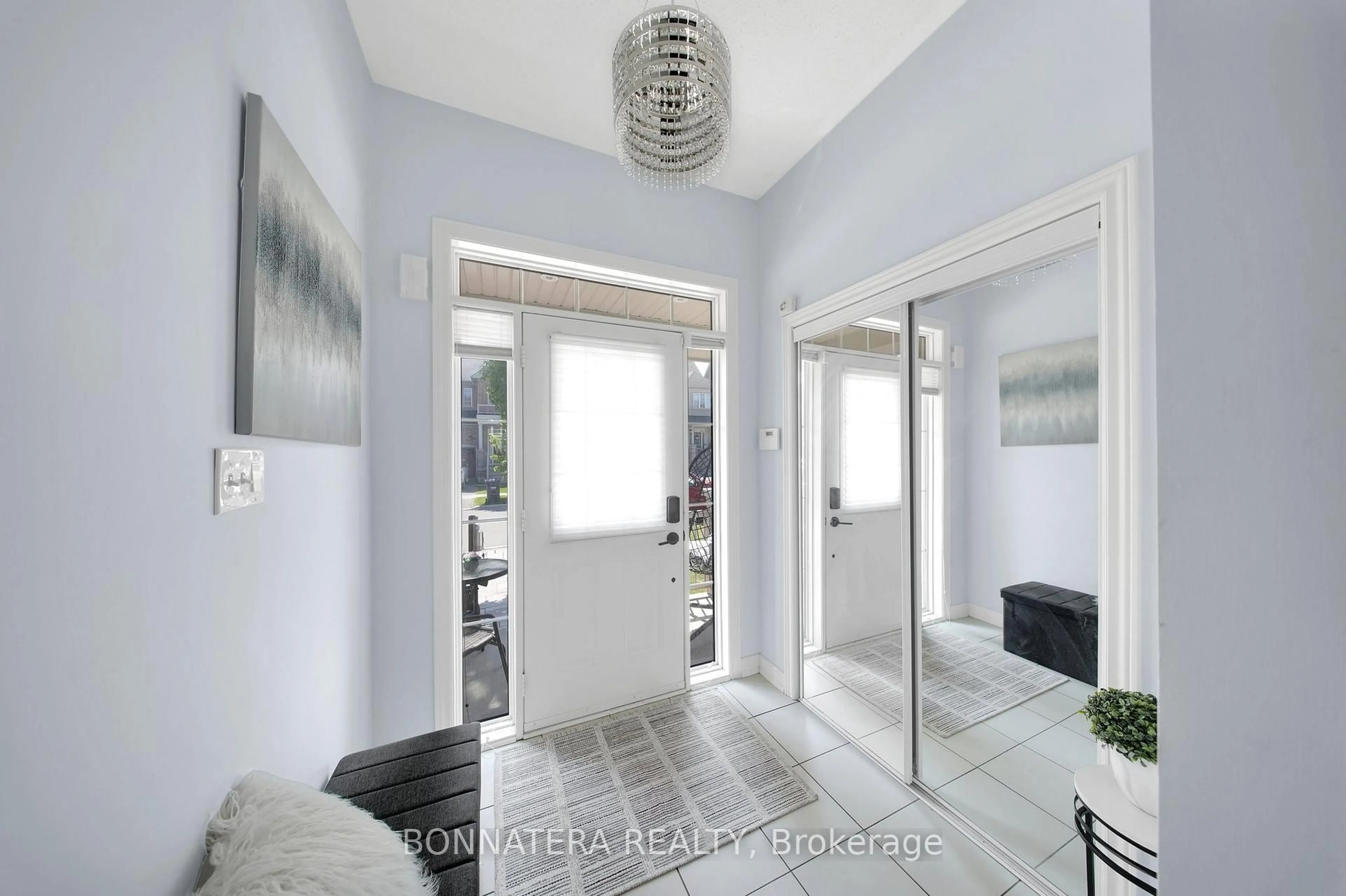 Indoor entryway for 5517 Meadowcrest Ave, Mississauga Ontario L5M 0V7