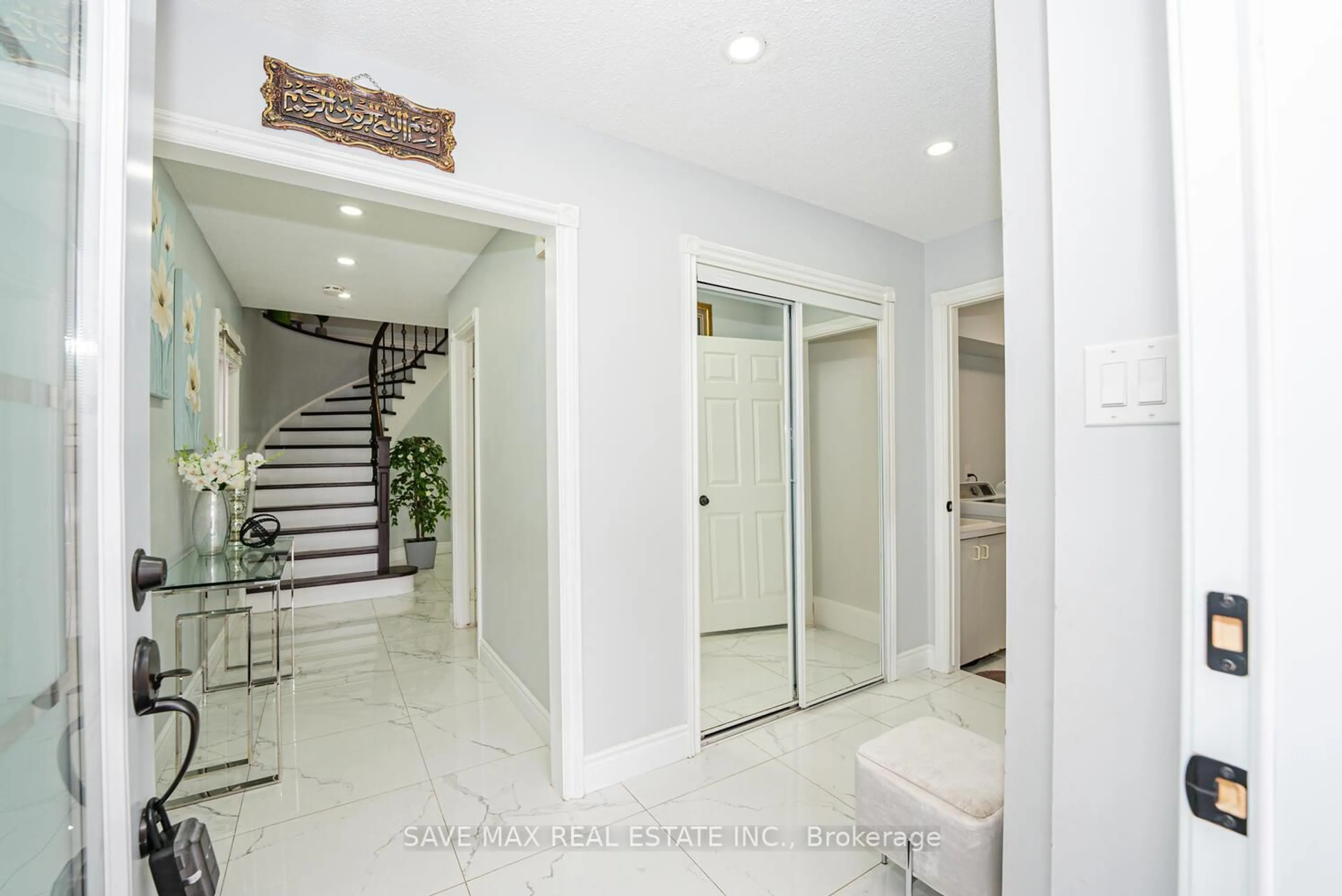 Indoor foyer for 3446 Bertrand Rd, Mississauga Ontario L5L 4G4