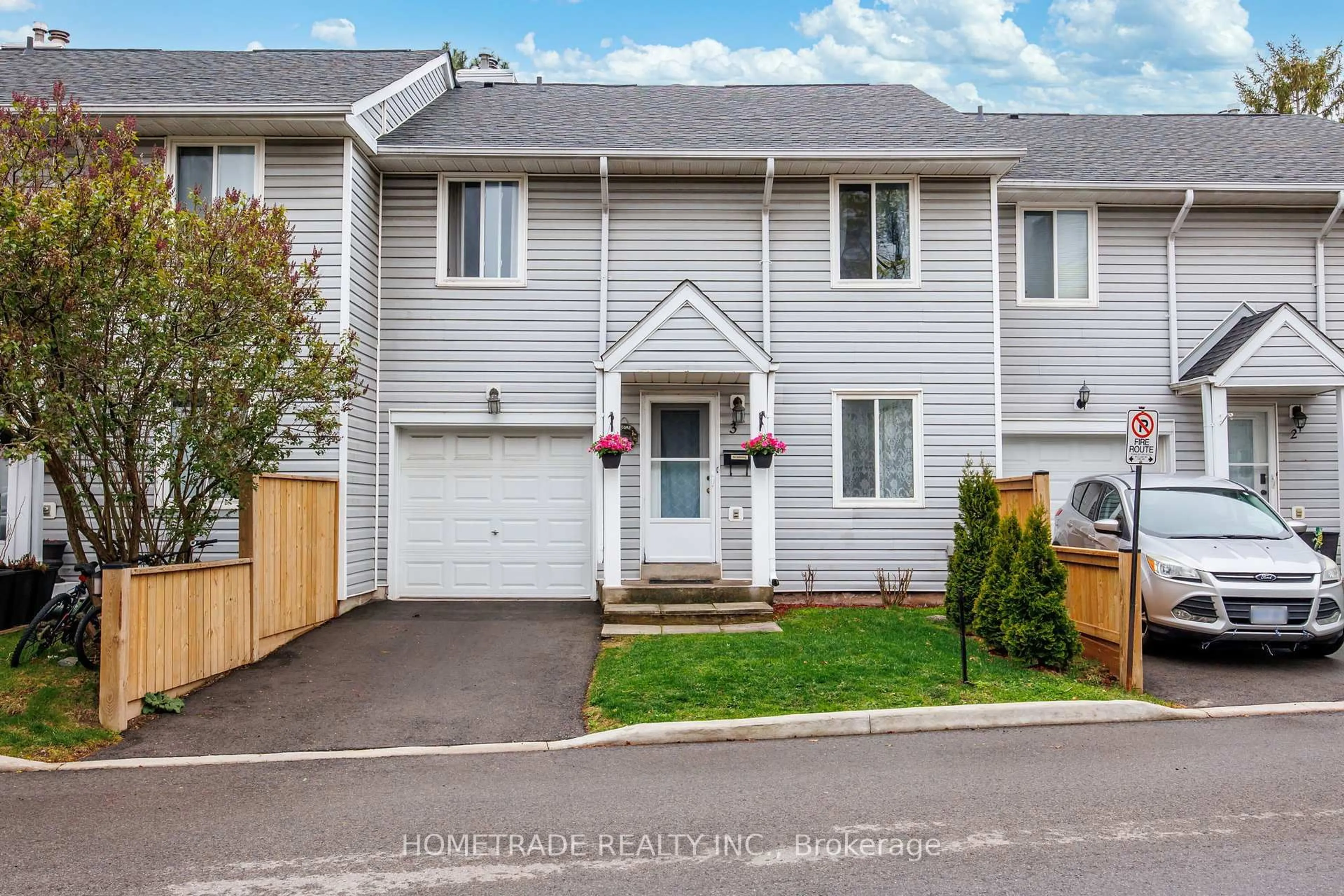Home with vinyl exterior material, street for 2021 Sixth Line #3, Oakville Ontario L6H 4S2