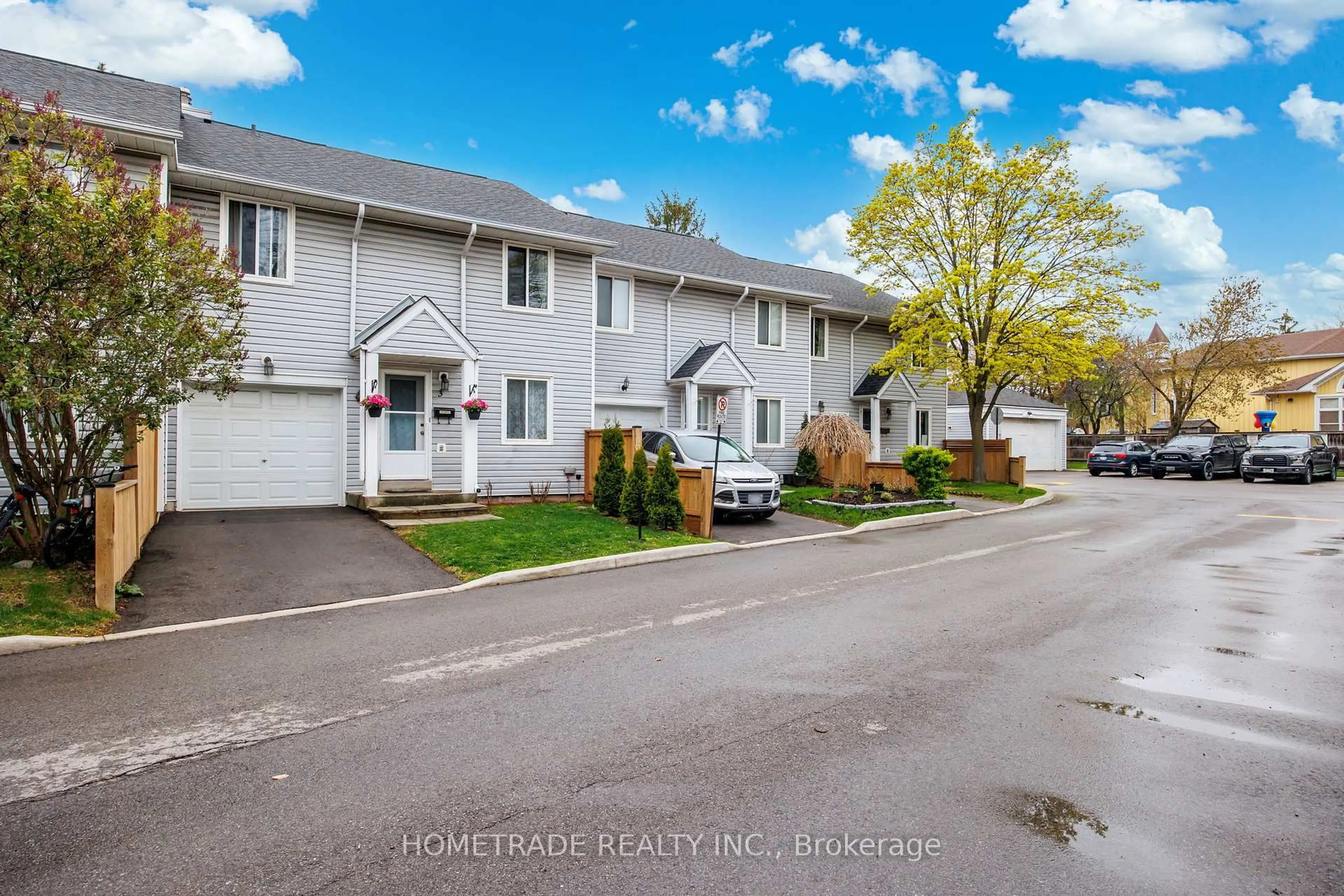 A pic from outside/outdoor area/front of a property/back of a property/a pic from drone, street for 2021 Sixth Line #3, Oakville Ontario L6H 4S2