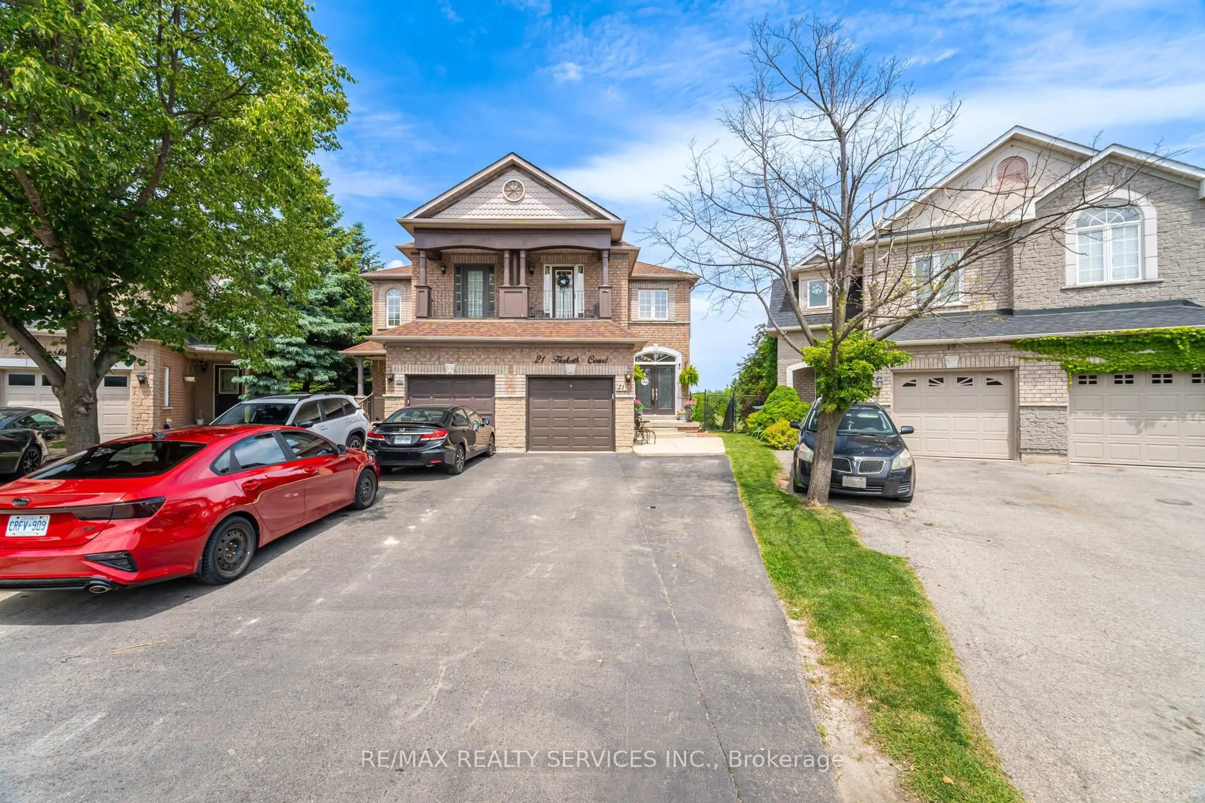 A pic from outside/outdoor area/front of a property/back of a property/a pic from drone, street for 21 Hesketh Crt, Caledon Ontario L7C 1C6