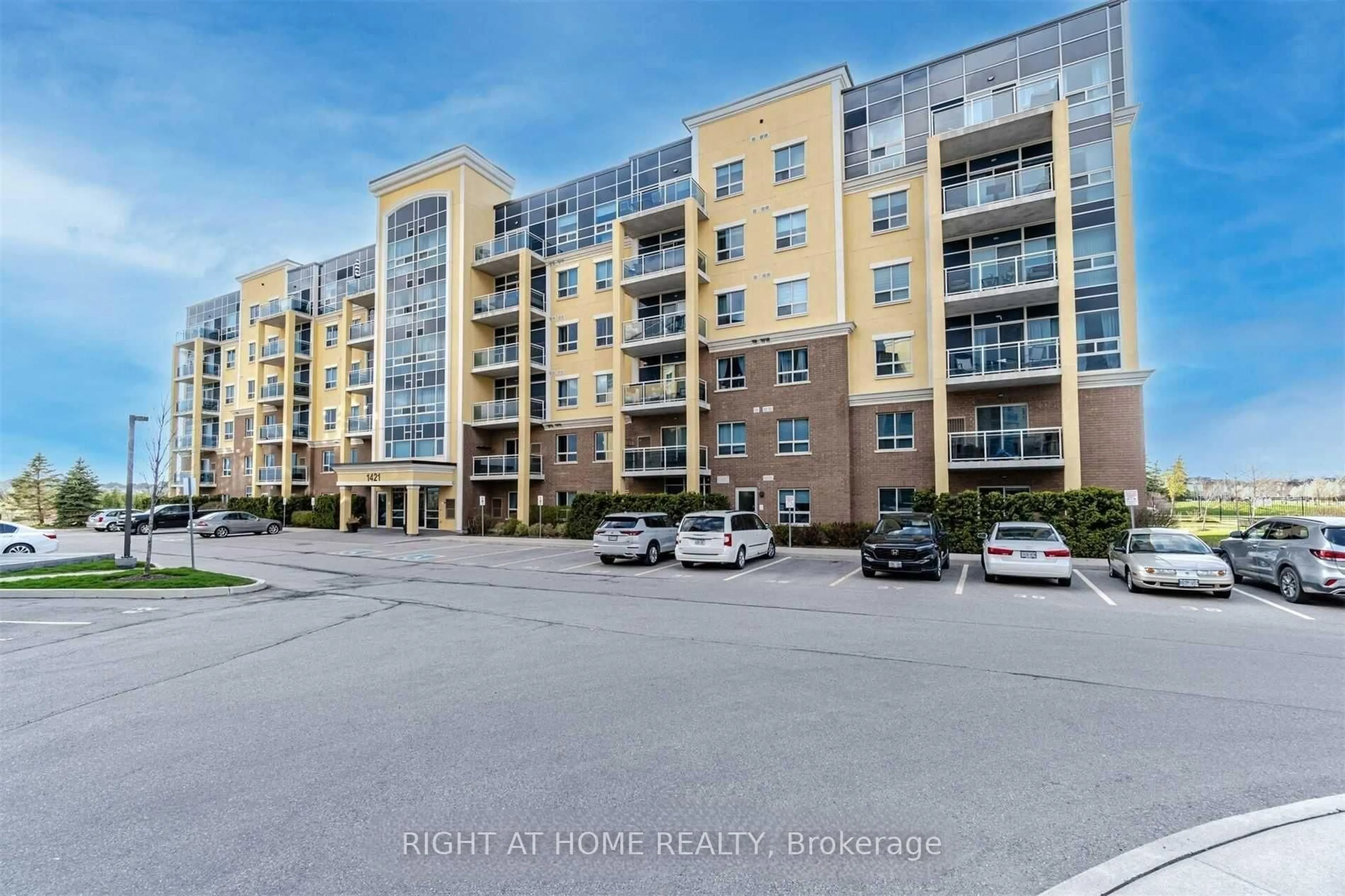 A pic from outside/outdoor area/front of a property/back of a property/a pic from drone, unknown for 1421 Costigan Rd #512, Milton Ontario L9T 0Y7