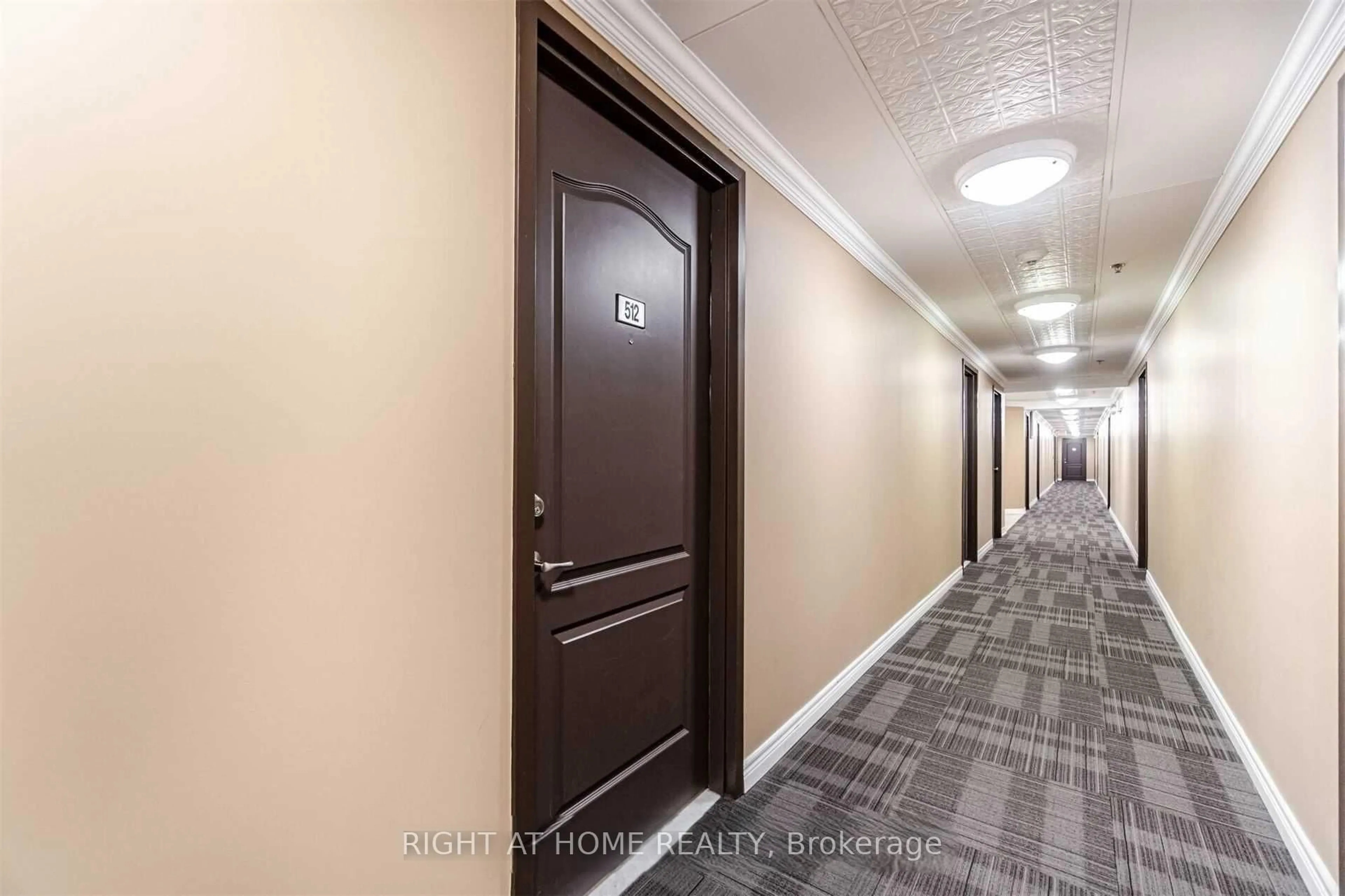 Indoor foyer for 1421 Costigan Rd #512, Milton Ontario L9T 0Y7