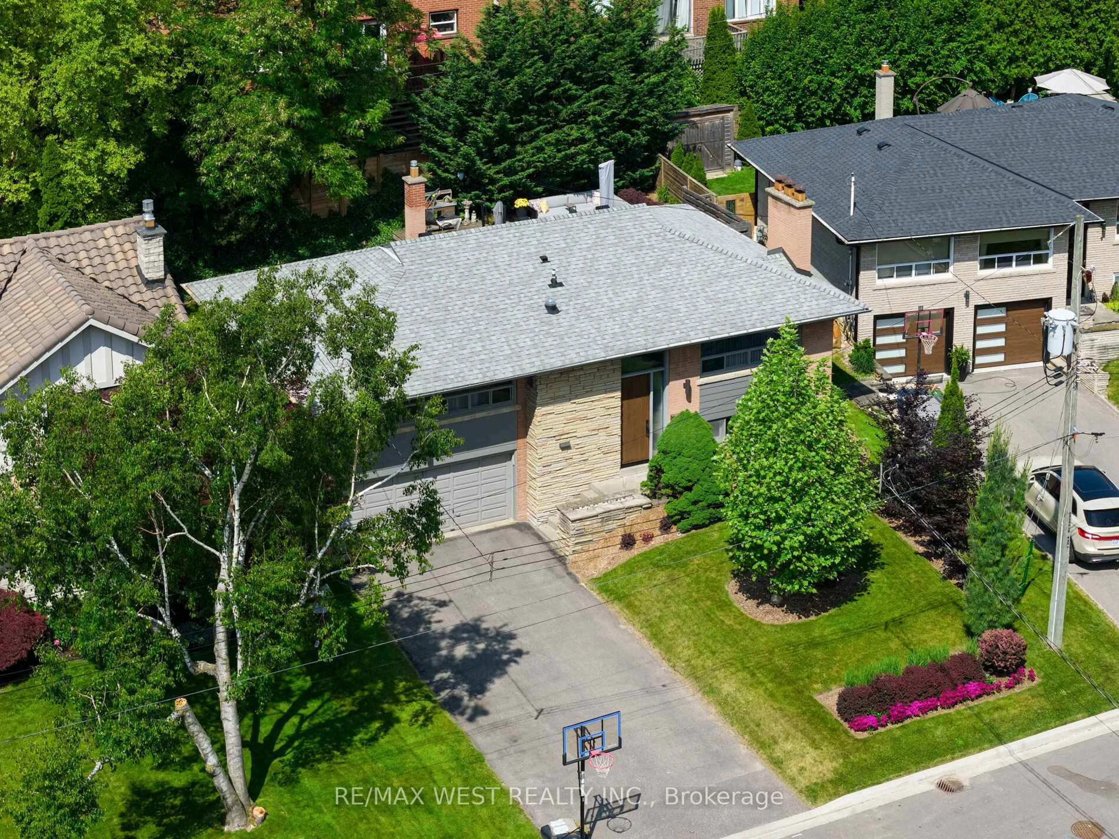 A pic from outside/outdoor area/front of a property/back of a property/a pic from drone, street for 10 Vanellan Crt, Toronto Ontario M8Z 4A5
