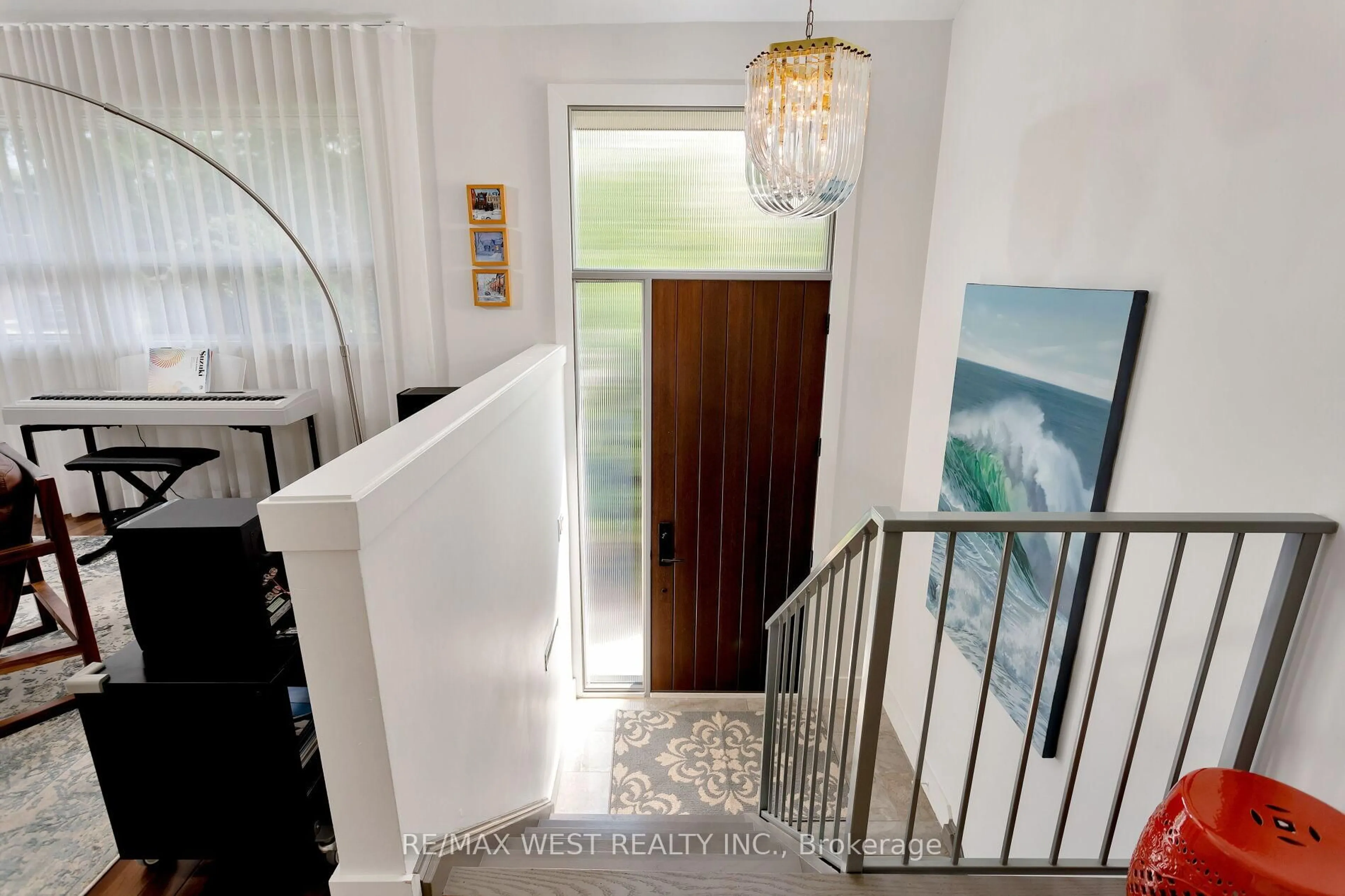 Indoor entryway for 10 Vanellan Crt, Toronto Ontario M8Z 4A5