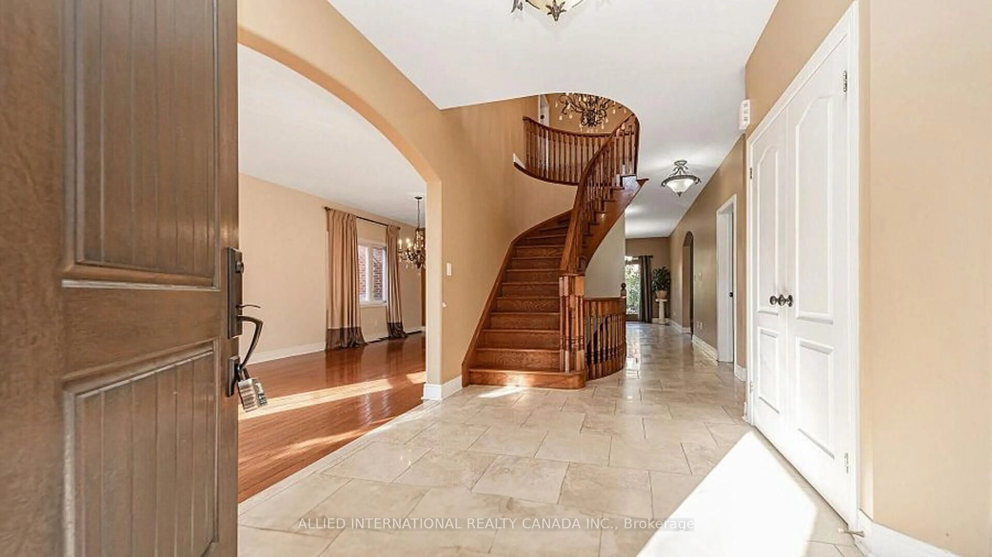 Indoor foyer for 67 Saint Hubert Dr, Brampton Ontario L6P 1Y5