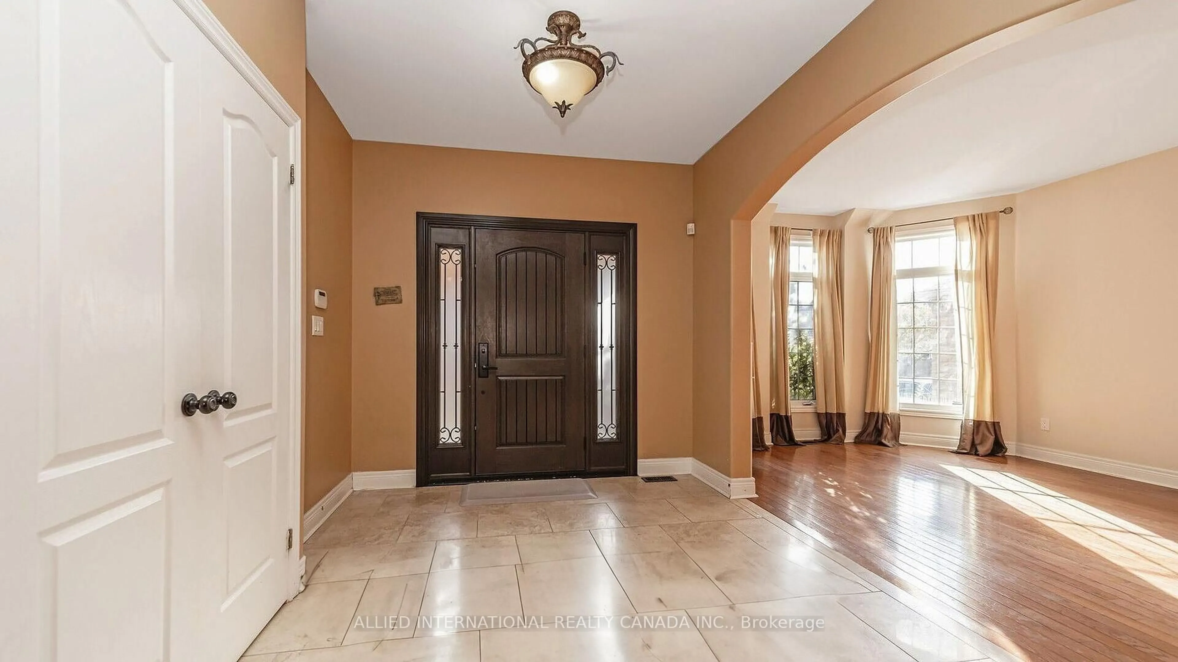 Indoor entryway for 67 Saint Hubert Dr, Brampton Ontario L6P 1Y5