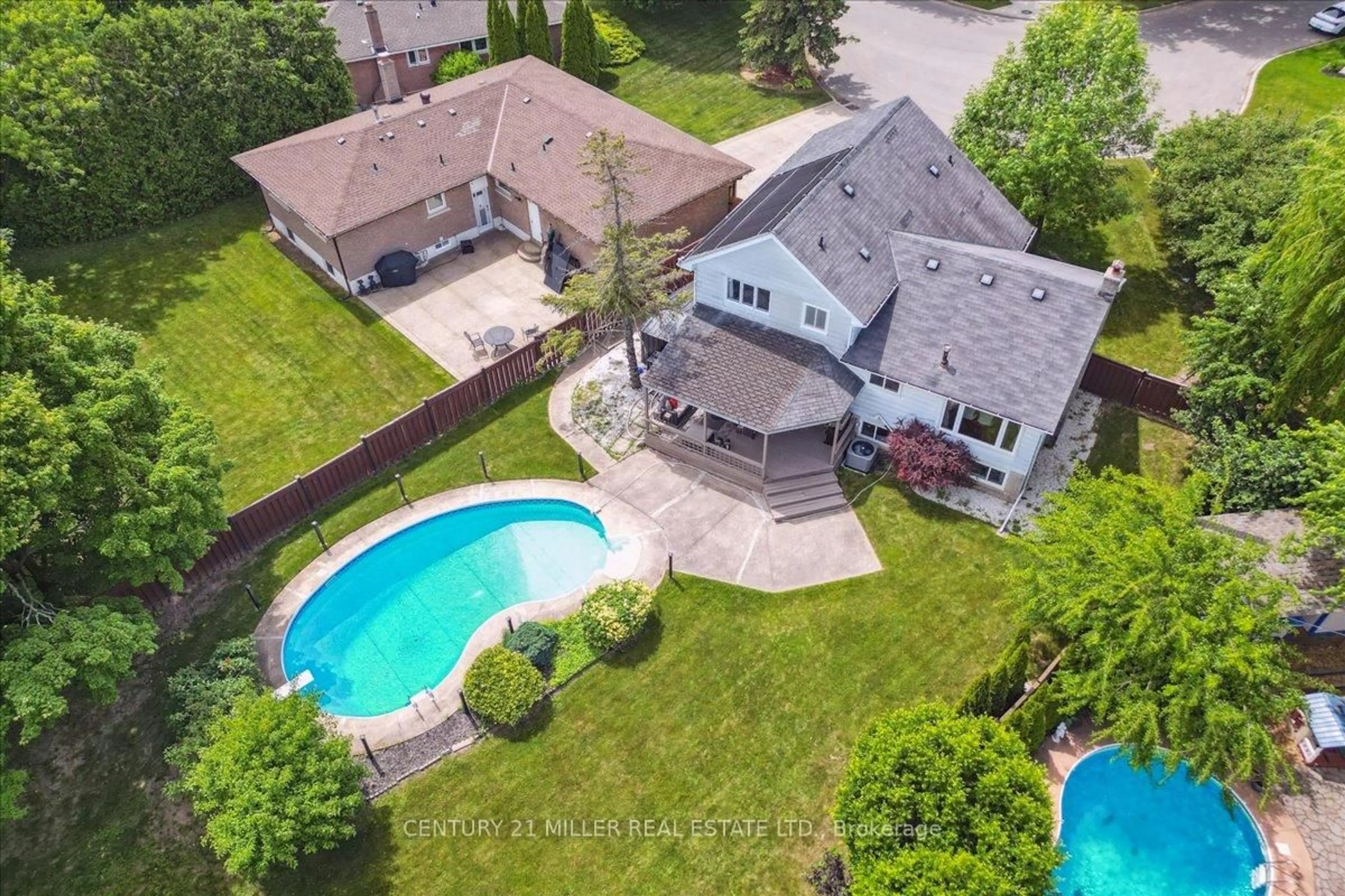 A pic from outside/outdoor area/front of a property/back of a property/a pic from drone, street for 2442 Woburn Cres, Oakville Ontario L6L 5E9