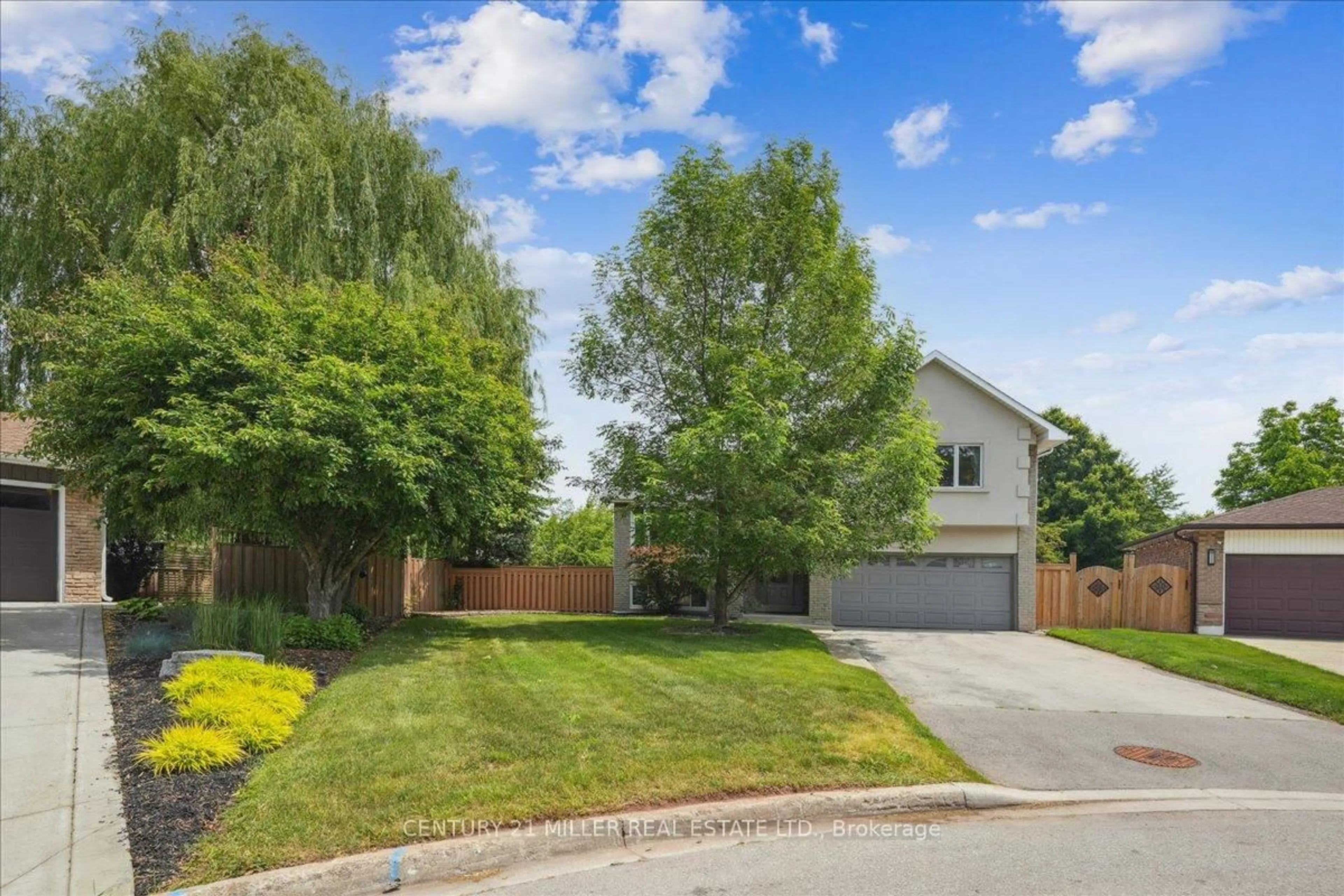 A pic from outside/outdoor area/front of a property/back of a property/a pic from drone, street for 2442 Woburn Cres, Oakville Ontario L6L 5E9