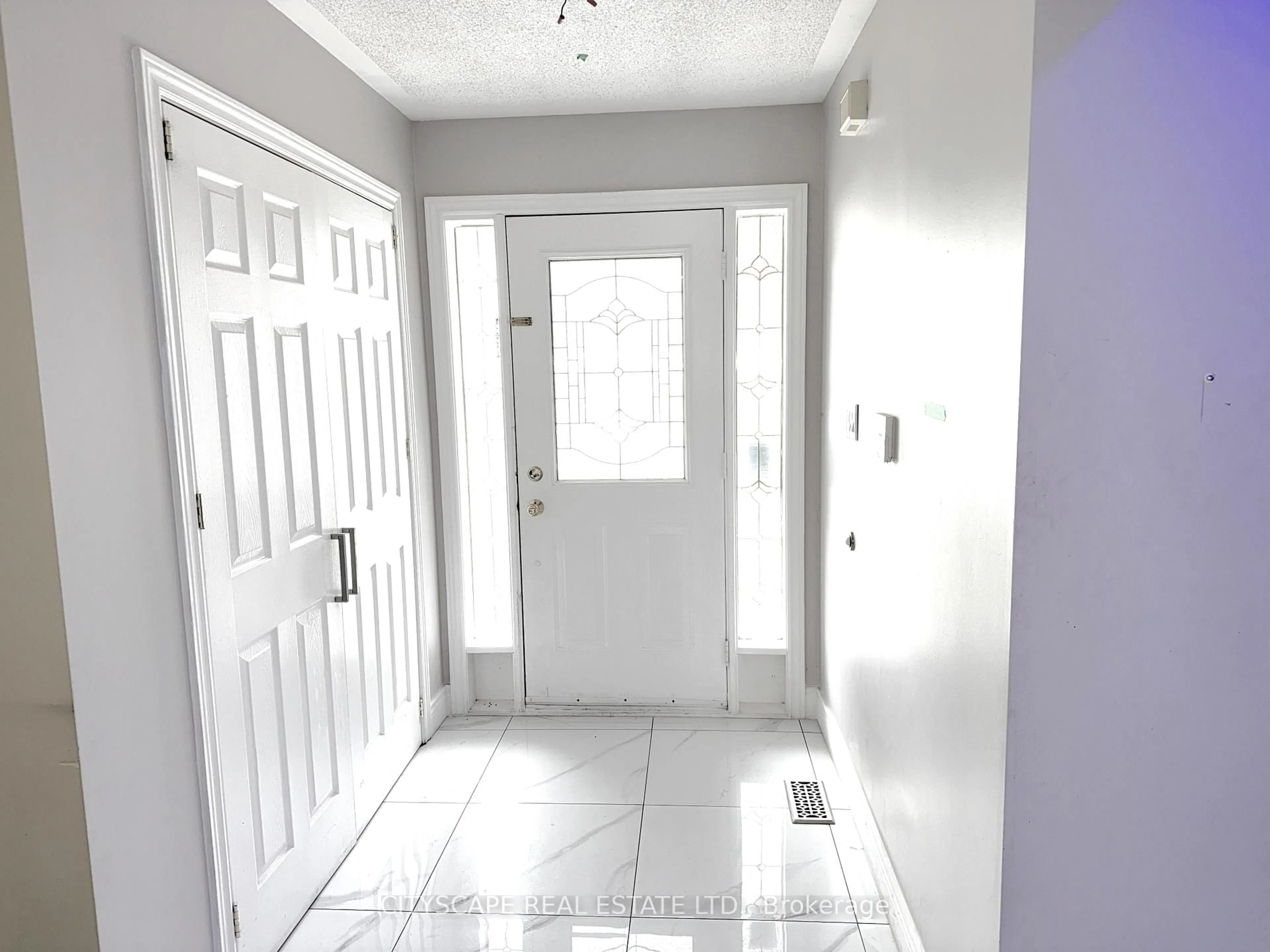 Indoor entryway for 19 Bottlebrush Dr, Brampton Ontario L6R 2Z5