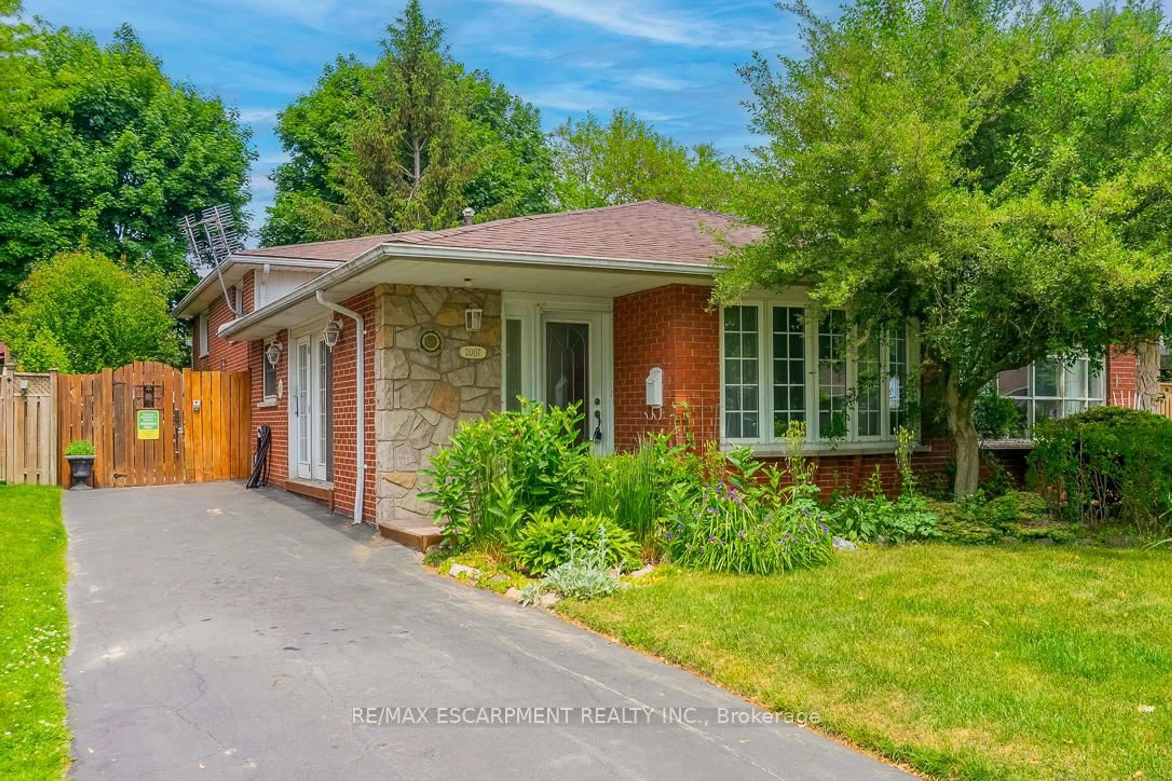 Home with brick exterior material, street for 2007 SILVERBERRY Cres, Mississauga Ontario L5J 1C8