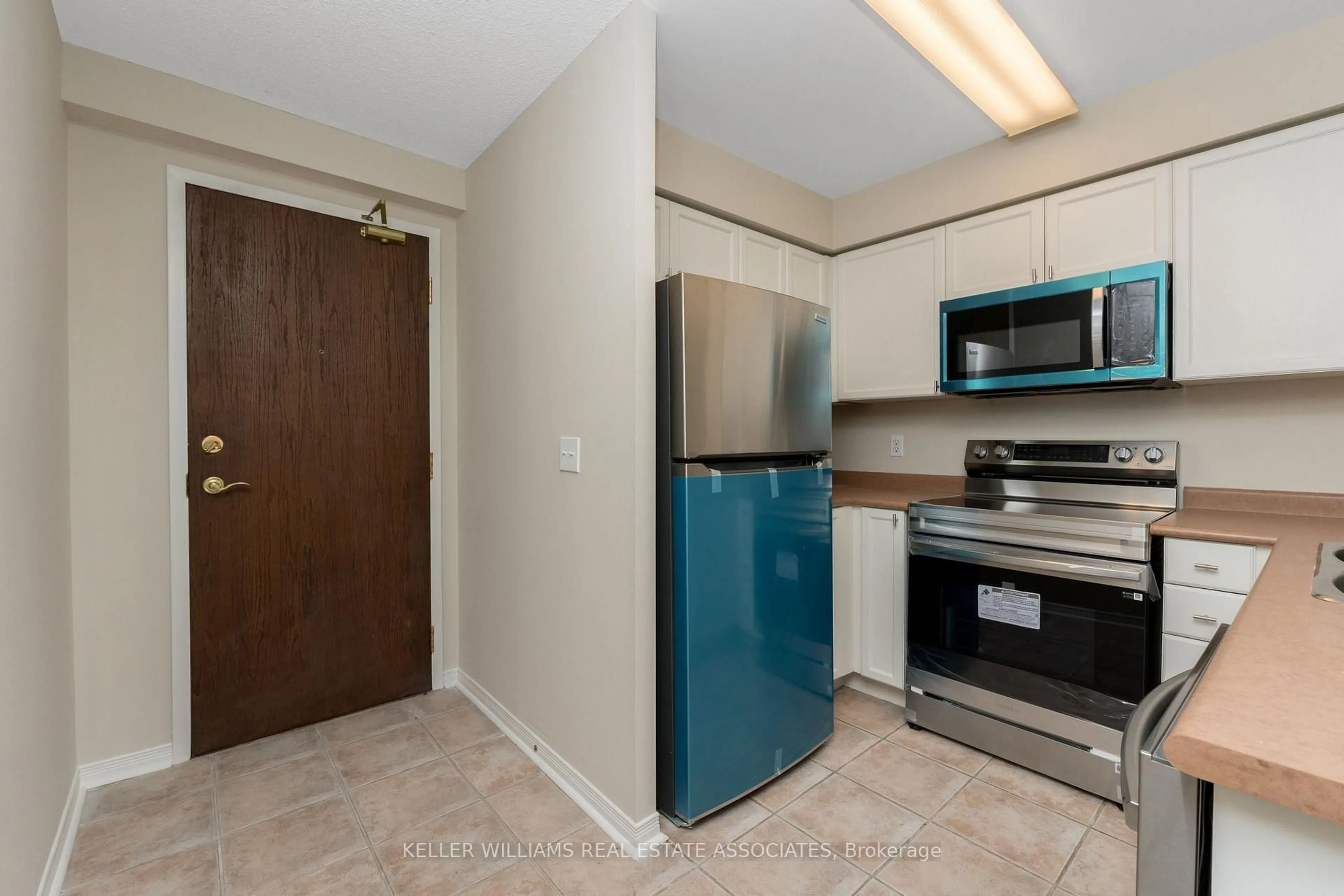 Standard kitchen, unknown for 15 Michael Power Pl #709, Toronto Ontario M9A 5G4