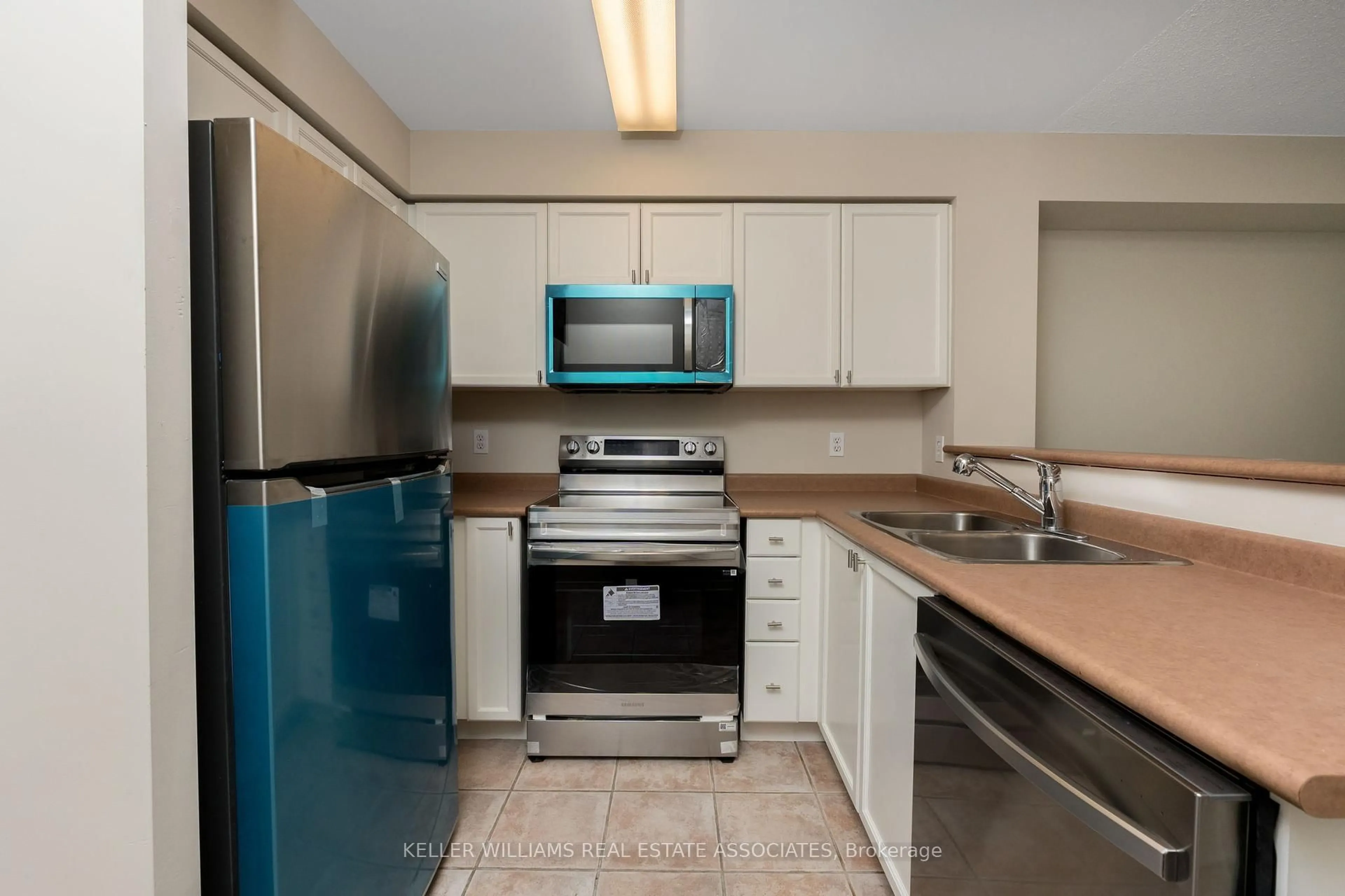 Standard kitchen, unknown for 15 Michael Power Pl #709, Toronto Ontario M9A 5G4