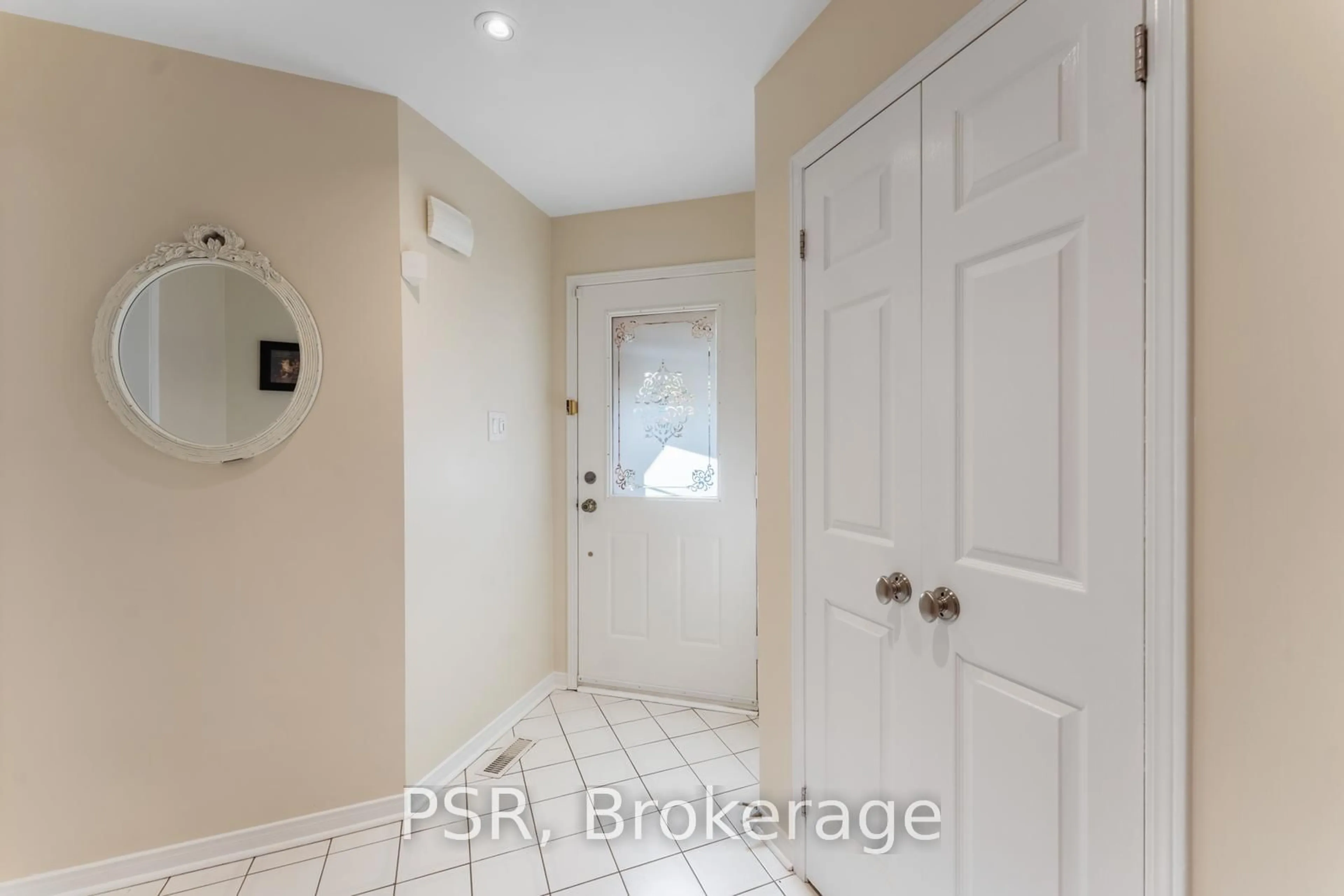 Indoor entryway for 117 Richvale Dr, Brampton Ontario L6Z 4G4